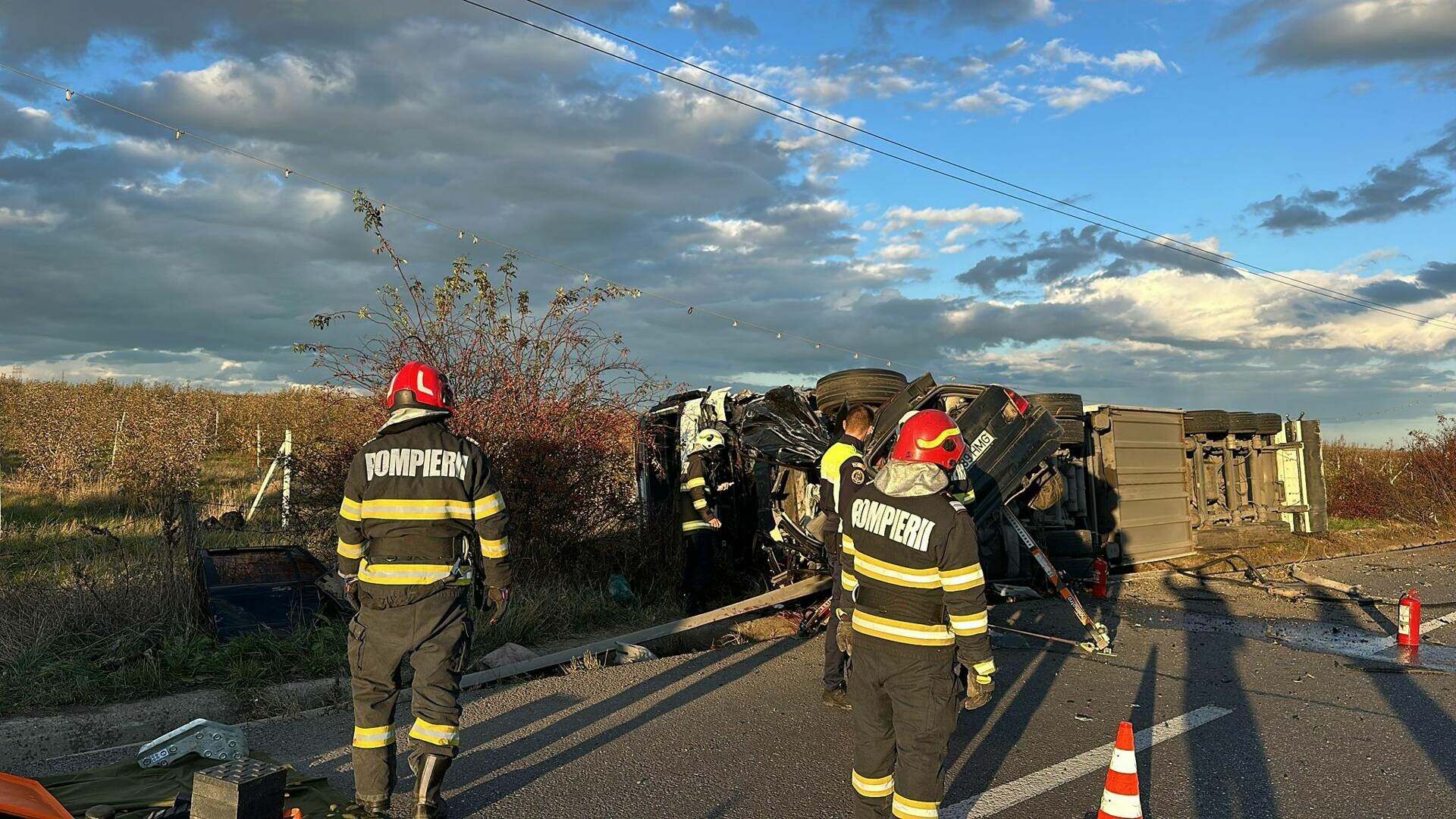 Încă o tragedie pe „drumul morții”. Un BMW care depășea pe linie continuă a fost spulberat de un TIR