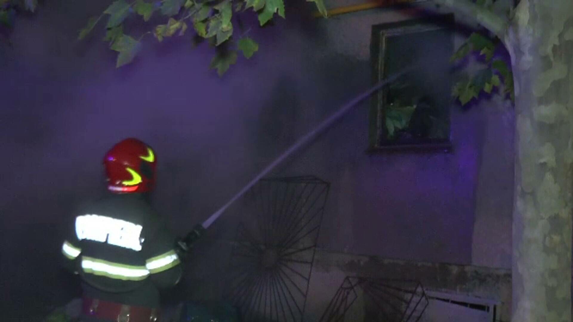 Flăcări puternice la parterul unui bloc din Drobeta-Turnu Severin. Incendiu ar fi pornit de la o butelie