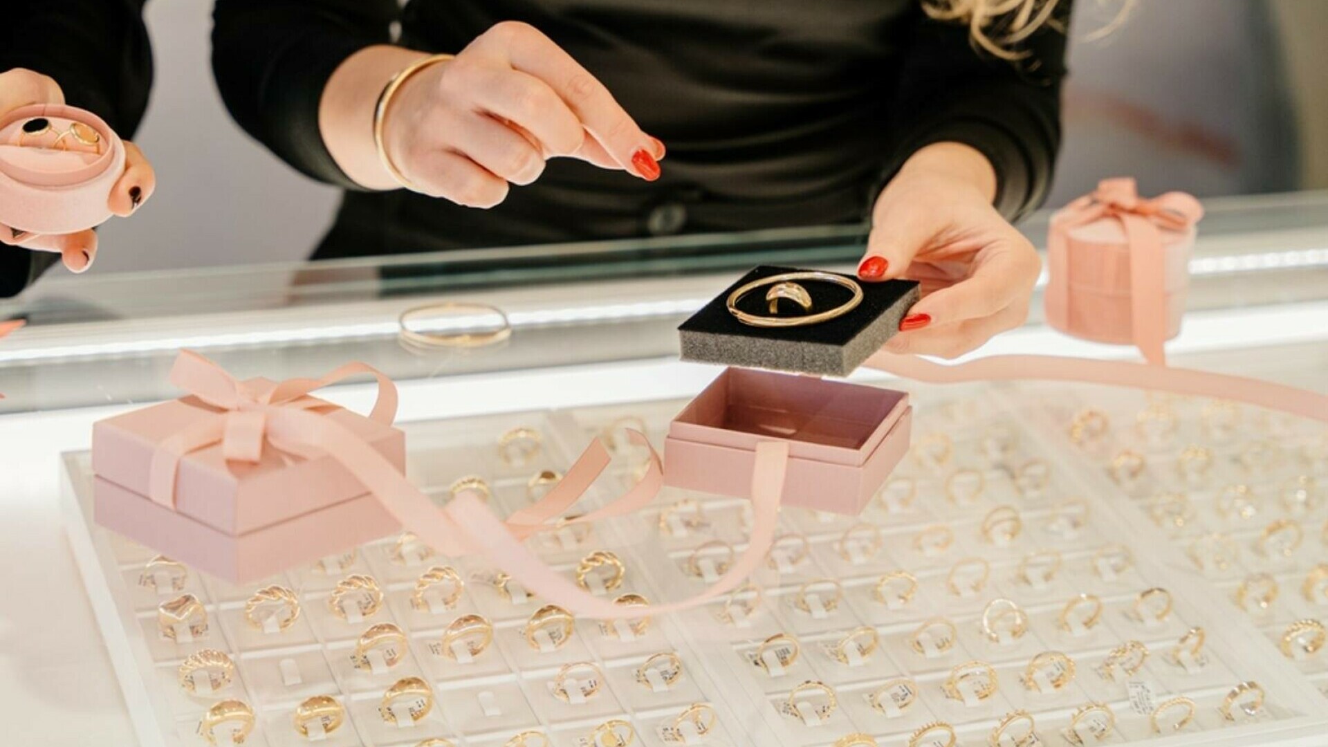 Proiect de lege: Vânzătorii care nu înlocuiesc un produs neconform riscă amenzi de până la 25.000 de lei