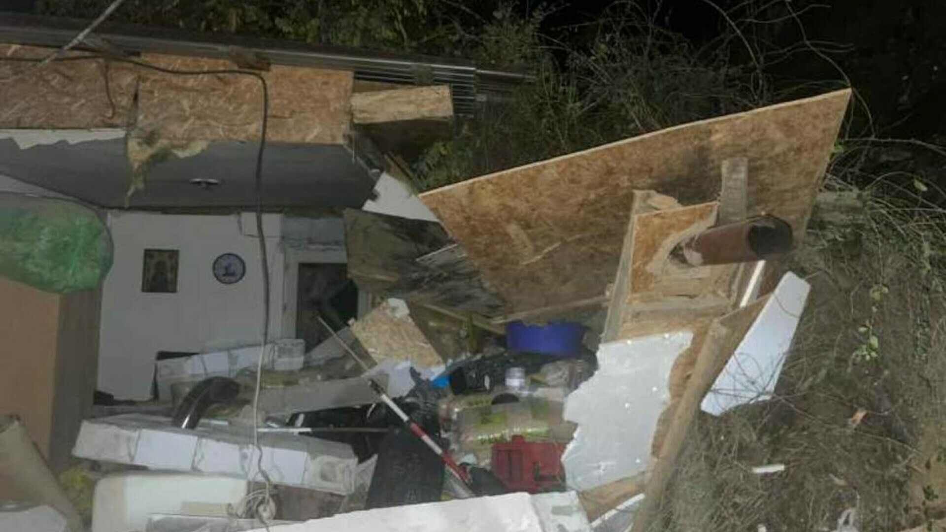 Un mal de pământ s-a prăbușit peste o casă, în județul Tulcea. Un bărbat a fost prins sub dărâmături