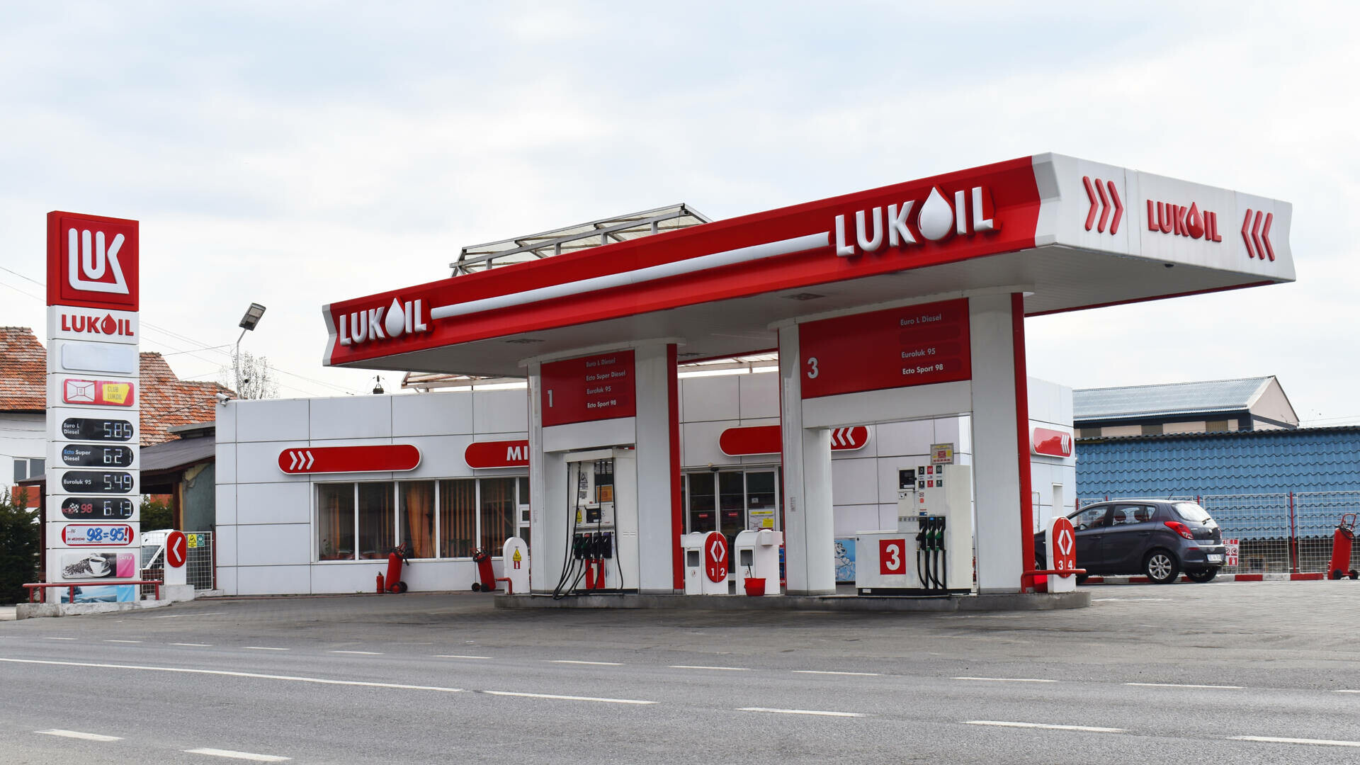 Lukoil își vinde activele internaționale unei firme create de unul dintre oligarhii lui Vladimir Putin