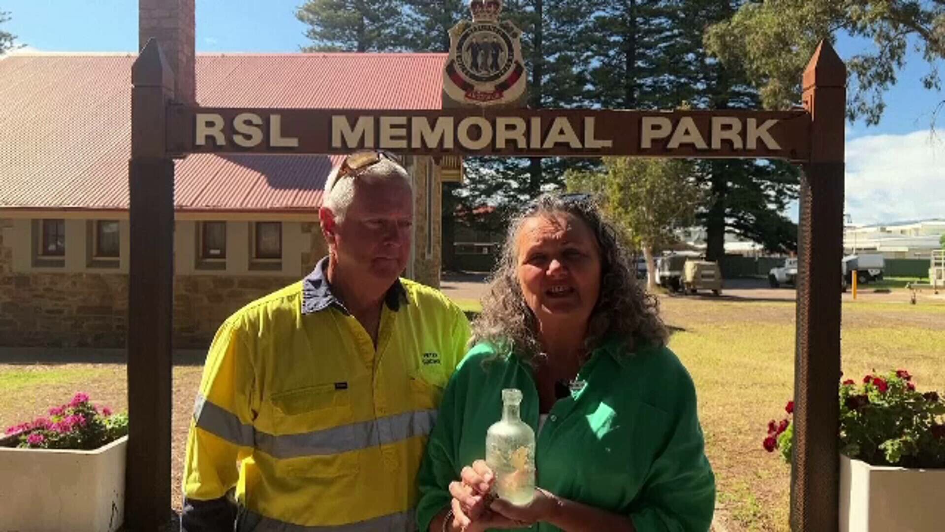 Mesajul emoționant găsit după 100 de ani, pe o plajă australiană. Doi soldați au lăsat scrisori într-o sticlă de Schweppes