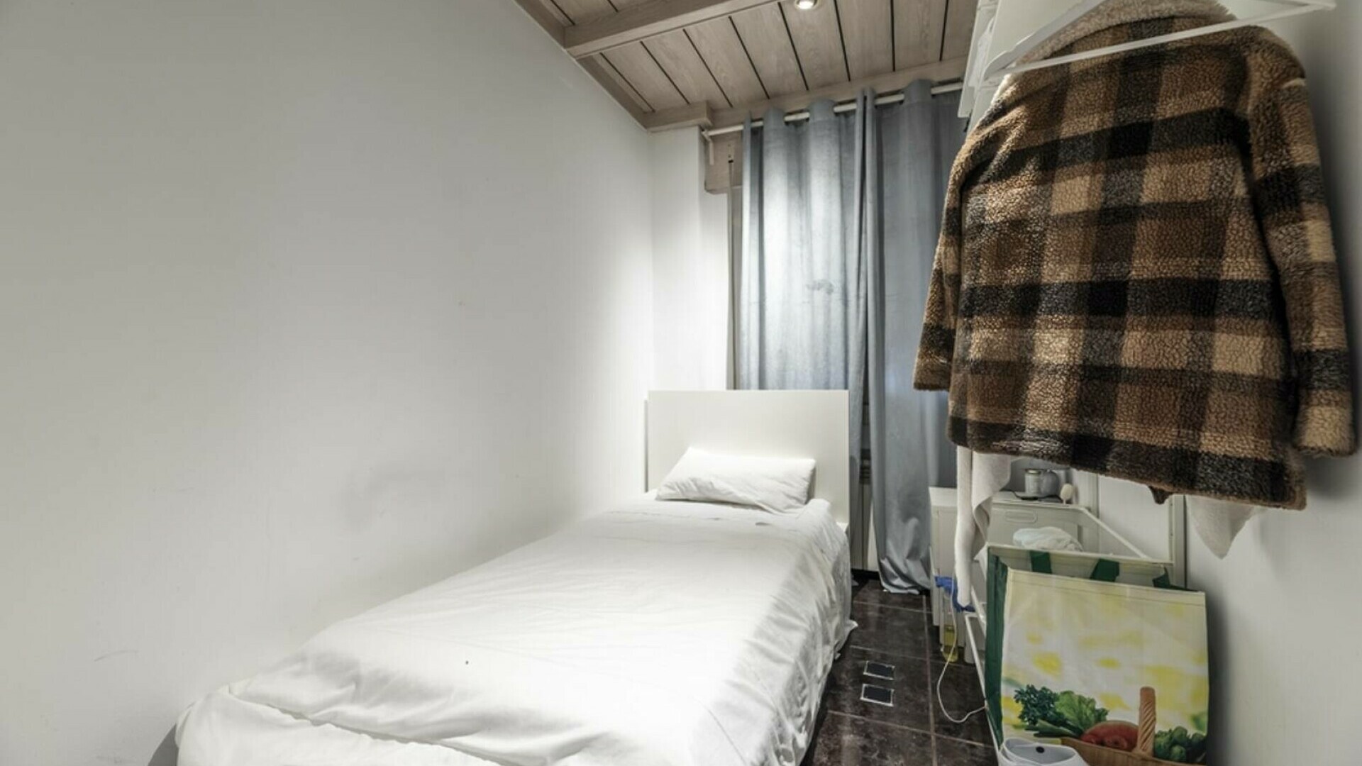 Cum arată o locuință de 10 mp, scoasă la vânzare cu peste 300.000 de euro. Intri pe ușă și sari în pat