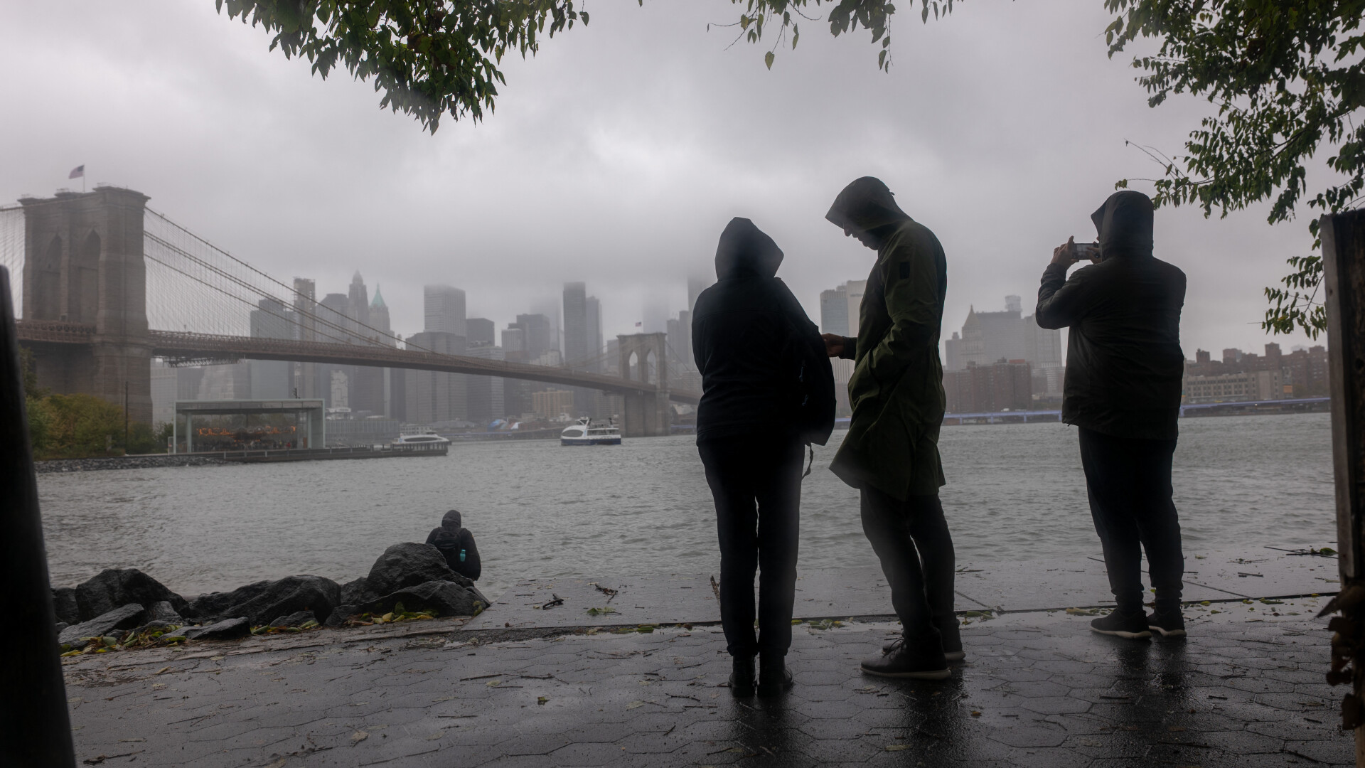 Doi morţi şi zboruri perturbate la New York, în urma unor ploi torenţiale. VIDEO