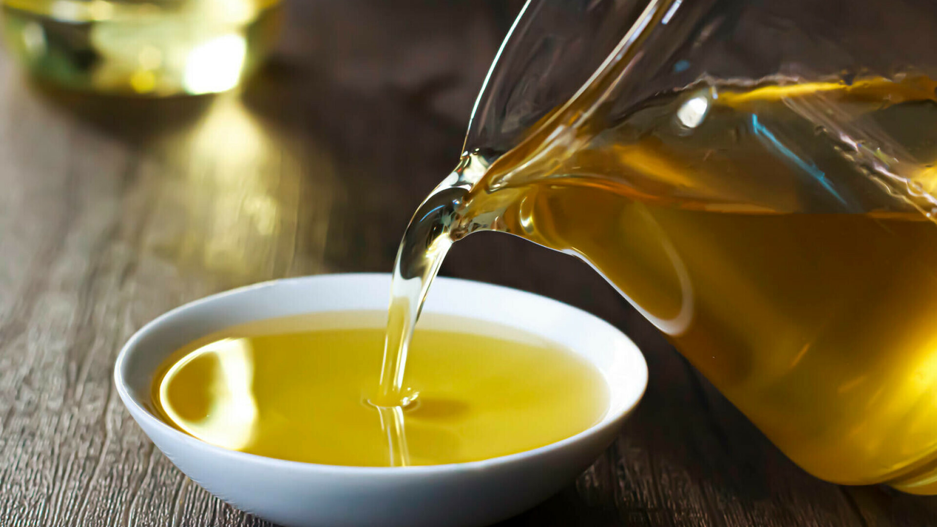 Ulei de floarea-soarelui – beneficii și sfaturi pentru o alimentație sănătoasă. La ce preparate se folosește în bucătărie