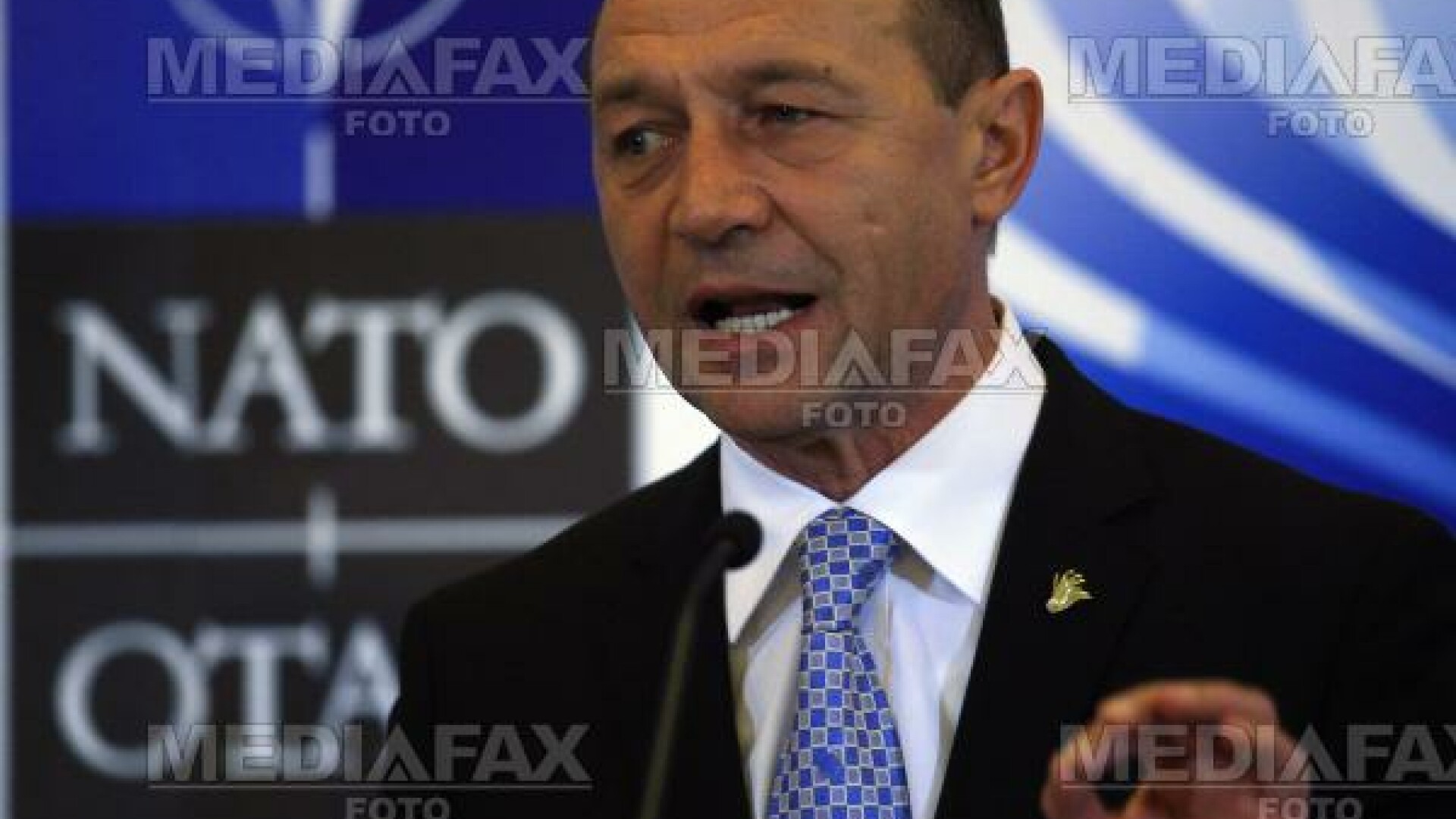 PD-L se gudura la televizor in fata lui Basescu