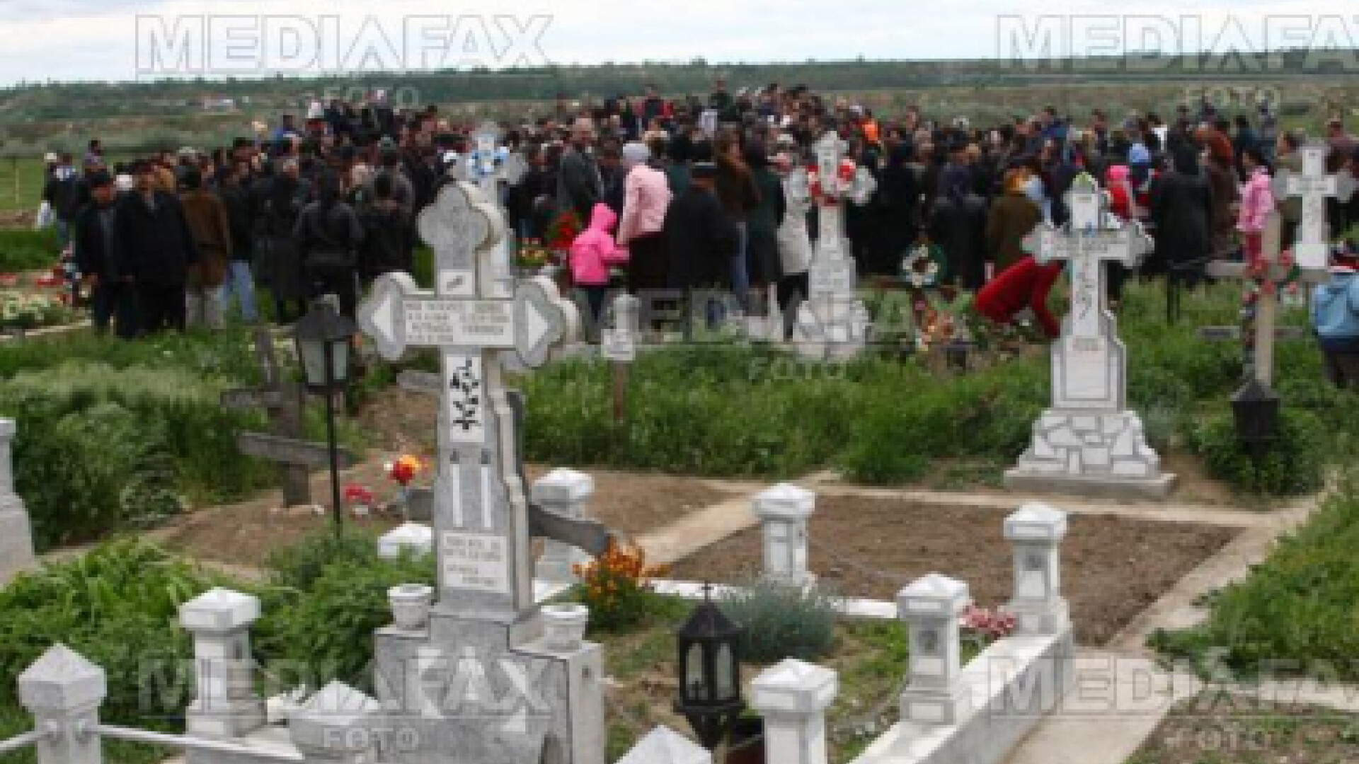 Bebelusul a fost ingropat la marginea cimitirului