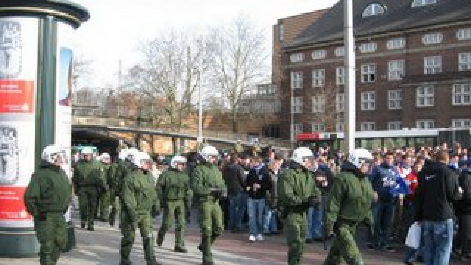 Bataie ca-n filme la Hamburg intre petrecareti si politisti
