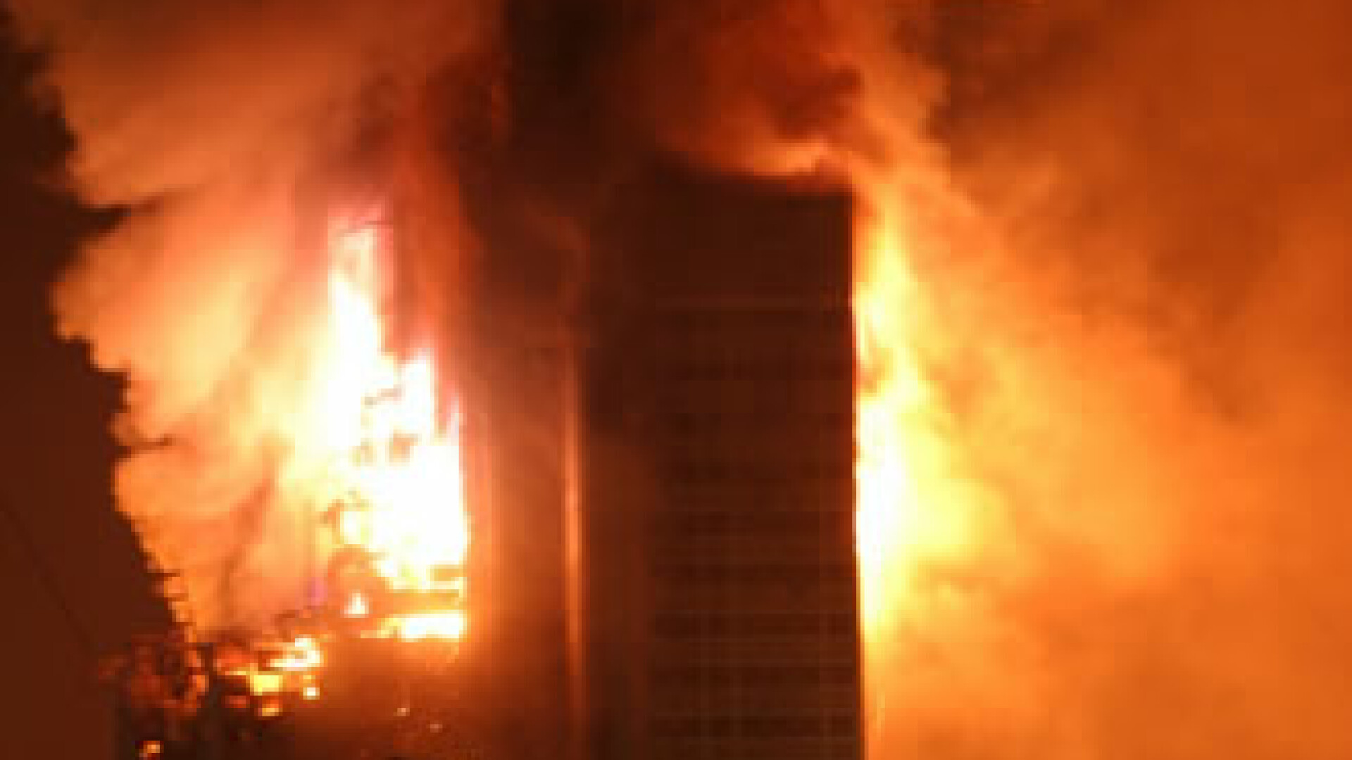 Incendiu devastator intr-un centru comercial din Baltimore