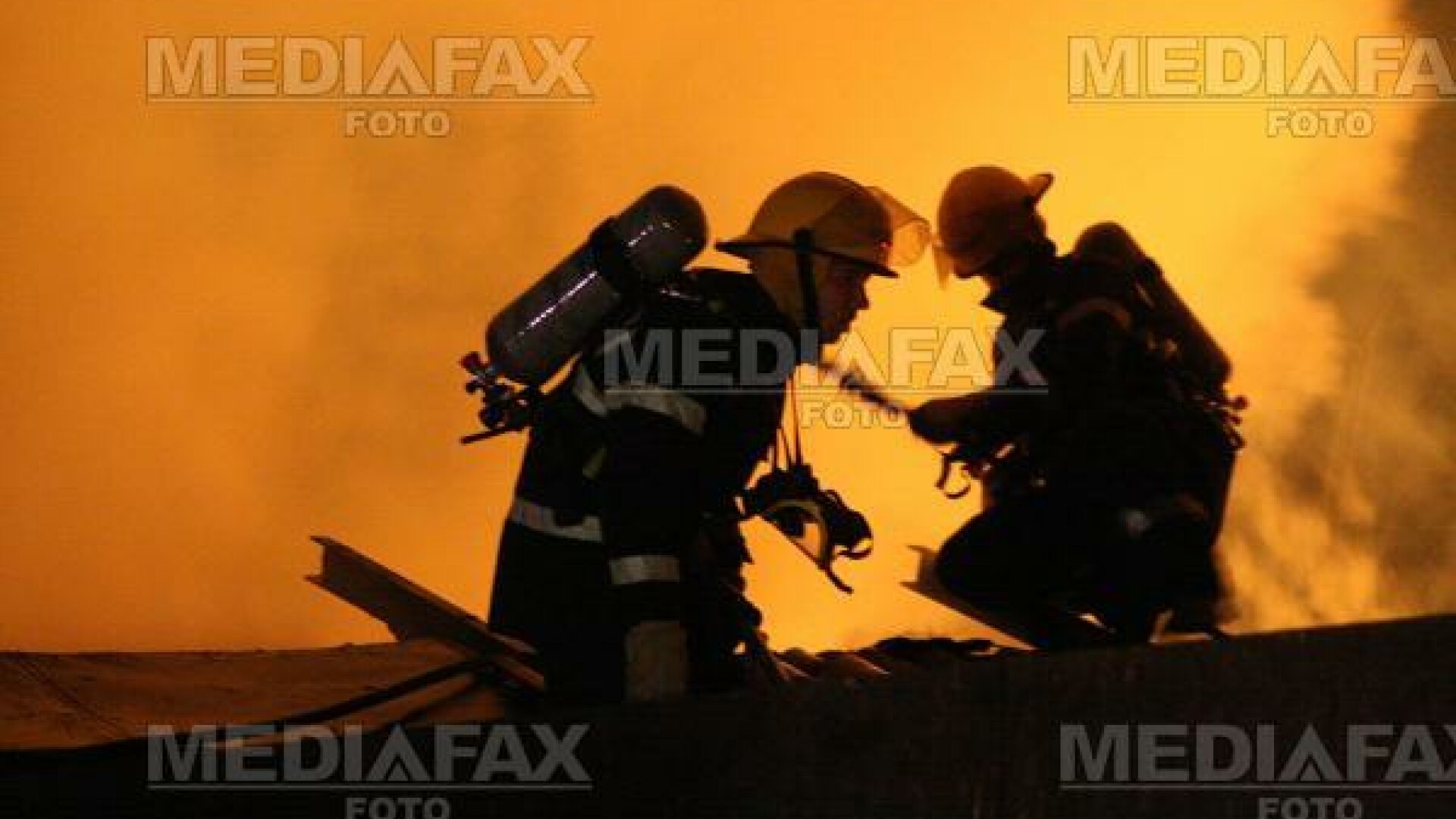 Brasov: doua magazii au ars, dupa ce au fost lovite de trasnet