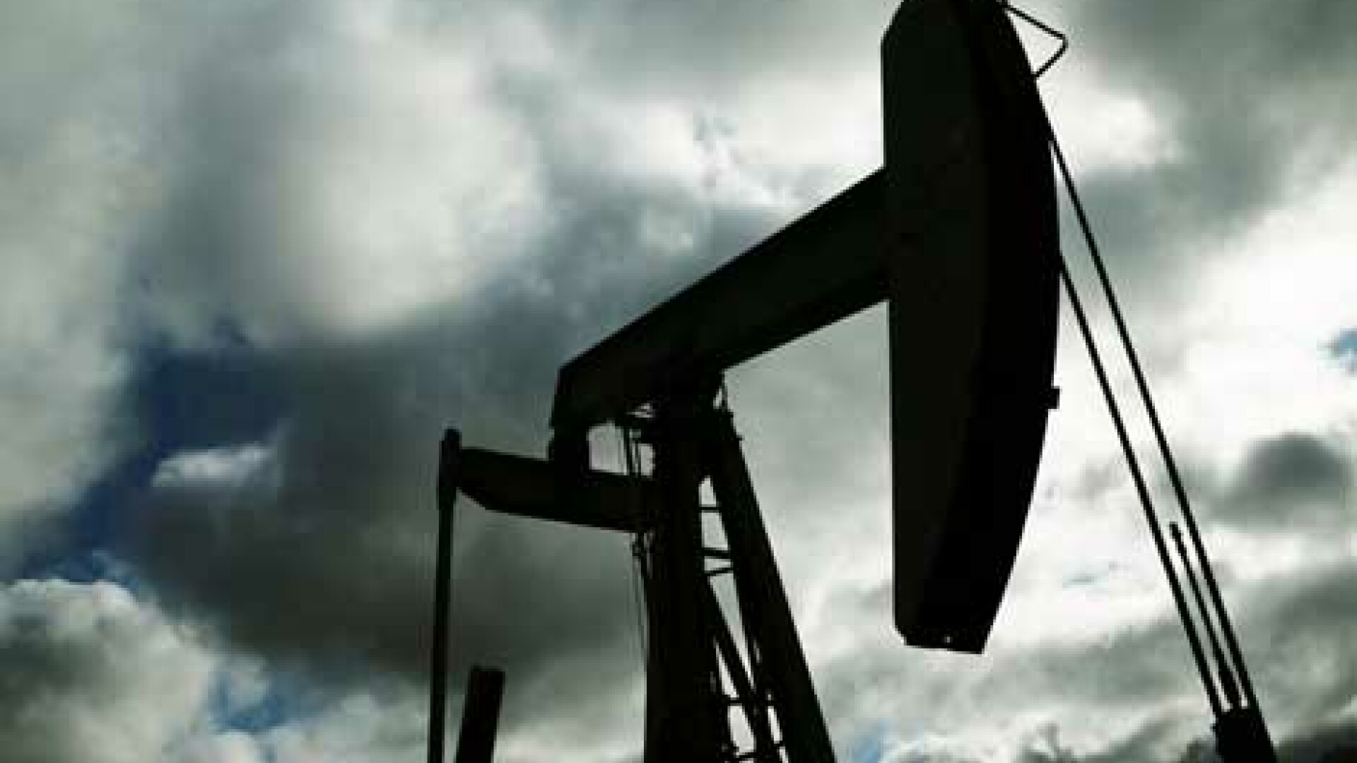 Preţul petrolului a scazut cu 4, sub 93 dolari pe baril
