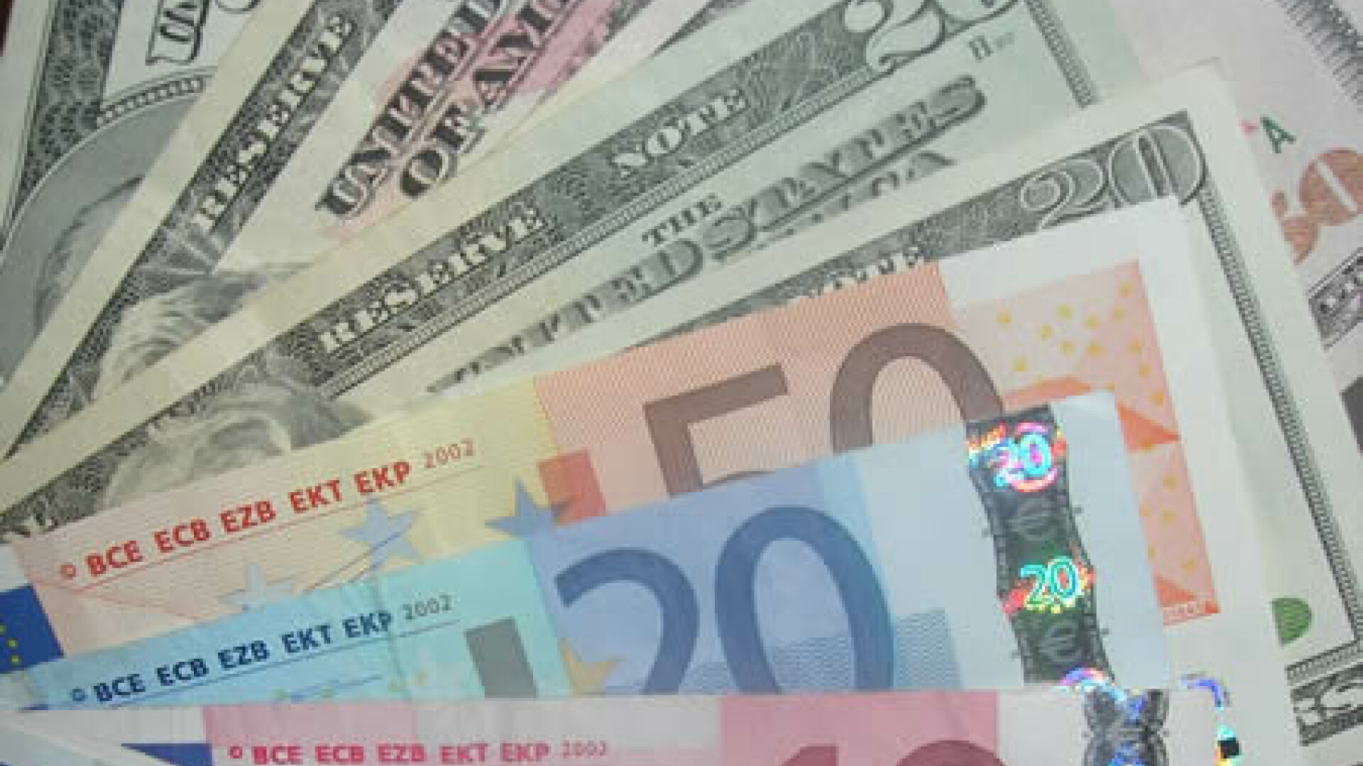 Dolarul s-a apreciat vineri cu peste 1 fata de euro si yen