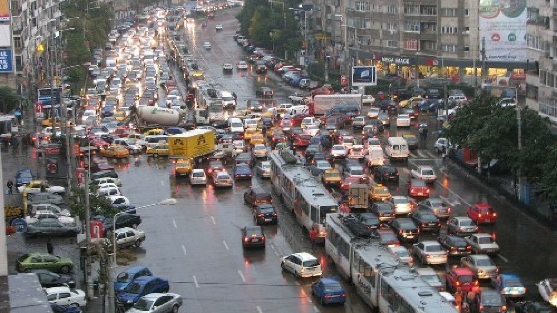 Masinile parcate ilegal in centrul capitalei ridicate de ziua Bucurestiului