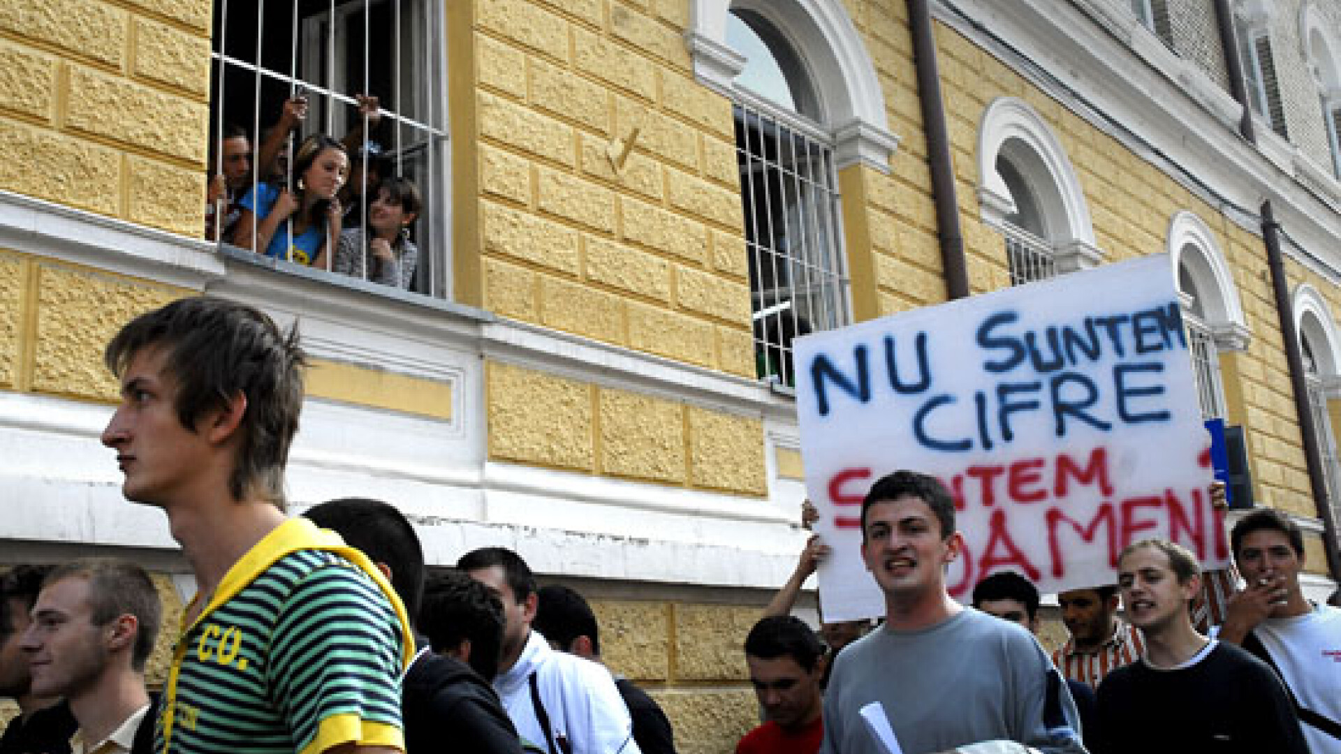 Studentii ameninta cu greva daca nu li se vor majora bursele