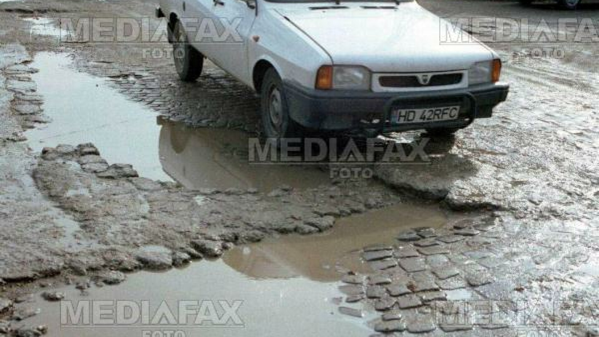 Gropile din asfalt, cauza principala a accidentelor de masini