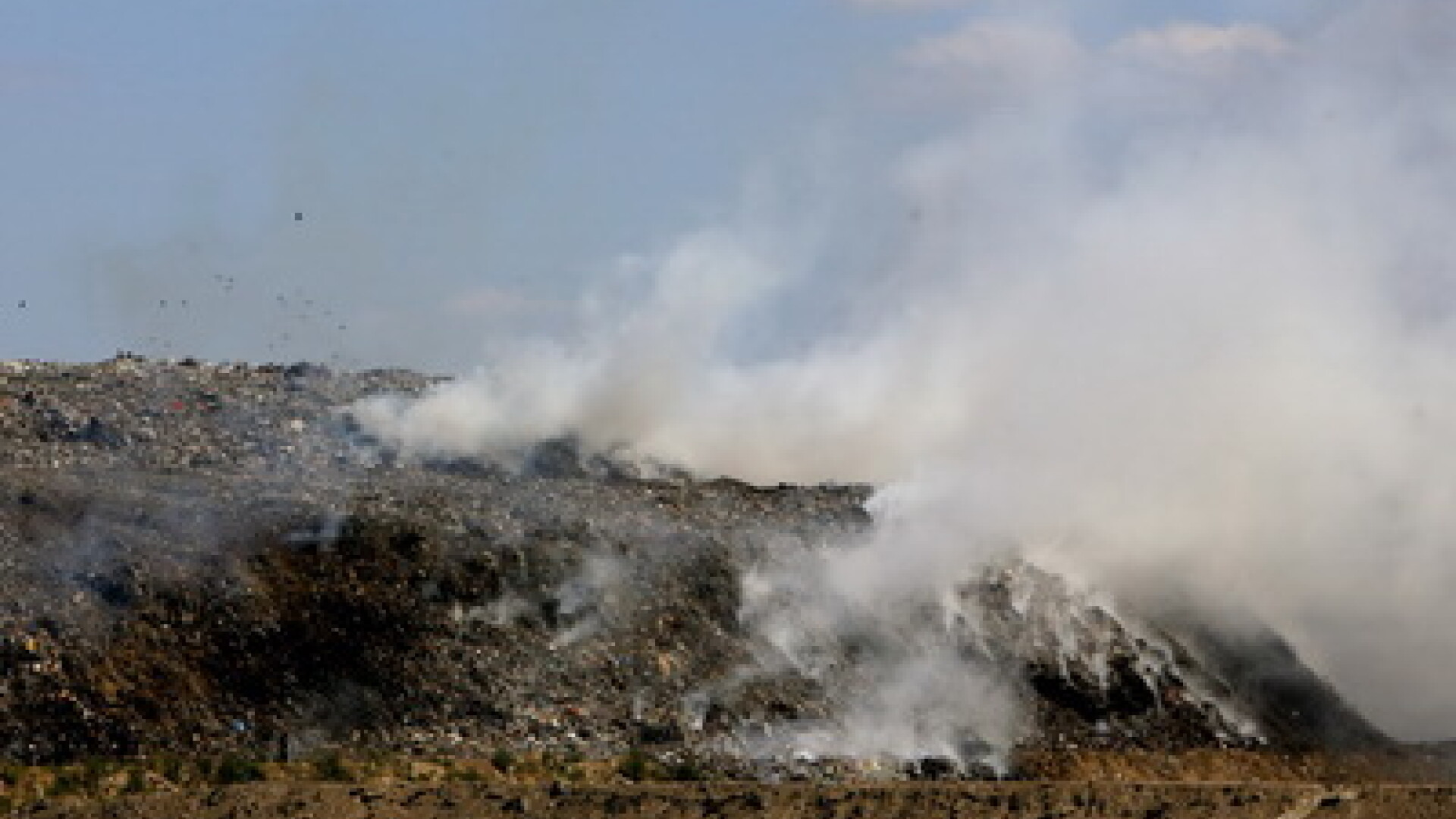 Incendiu la groapa de gunoi