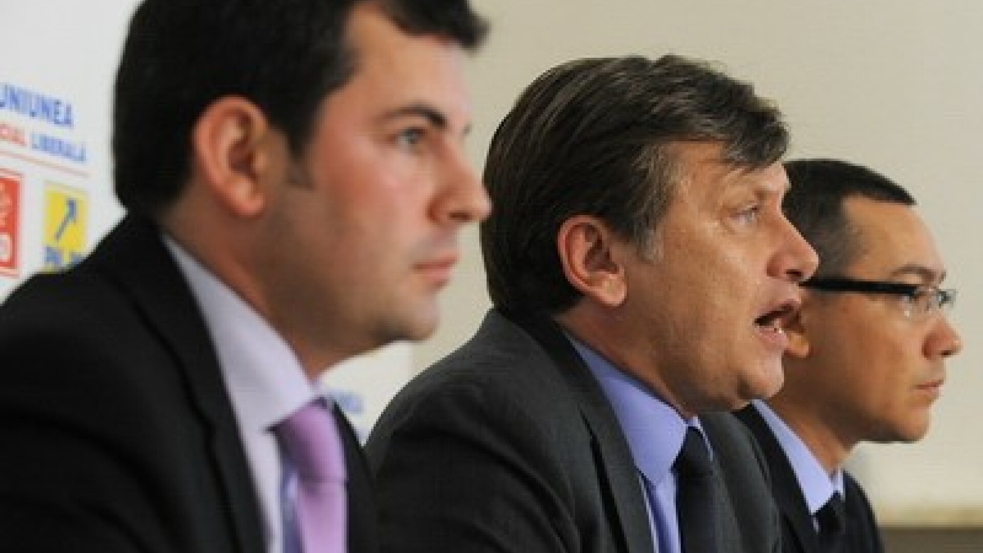 Daniel Constantin (S), Crin Antonescu (C) si Victor Ponta (D)