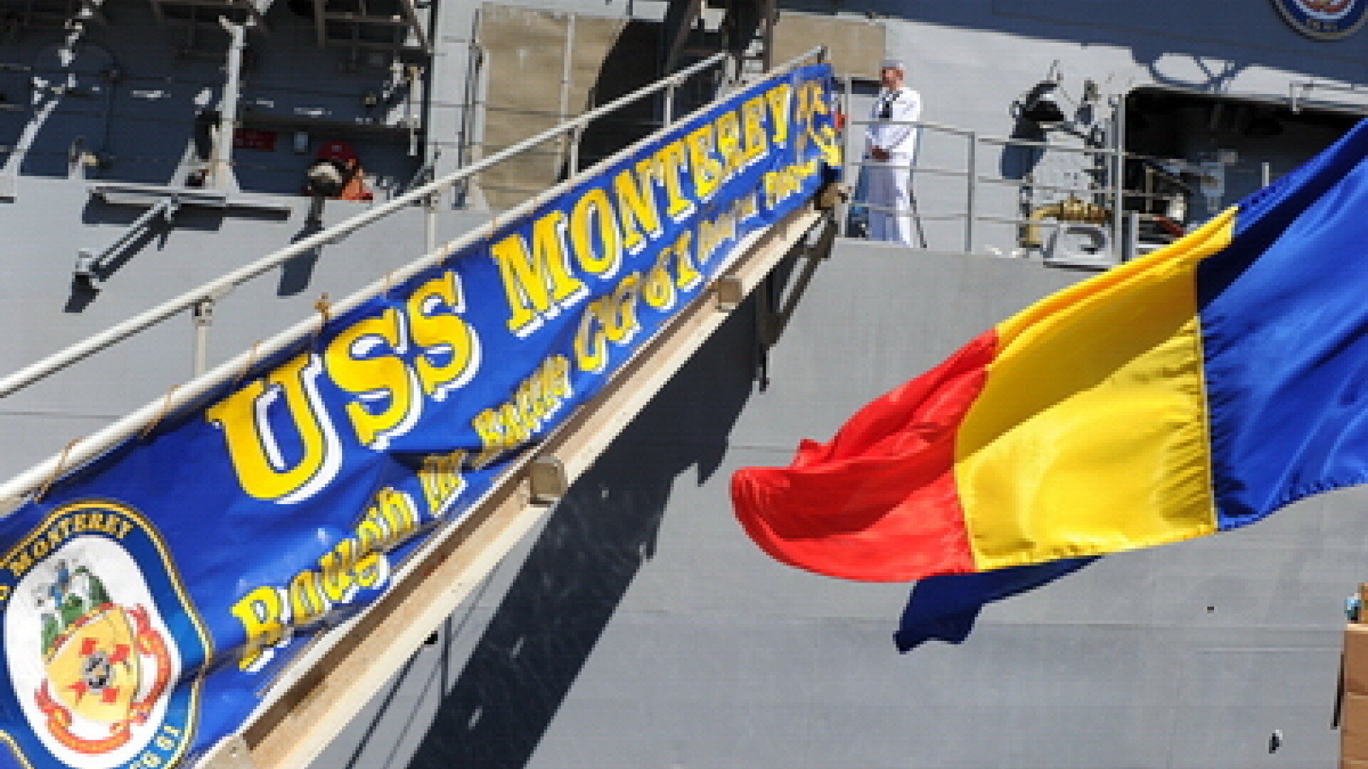 Crucisatorul USS Monterey (CJ-61), purtator al sistemului de aparare antiracheta soseste in portul Constanta, marti, 7 iunie 2011