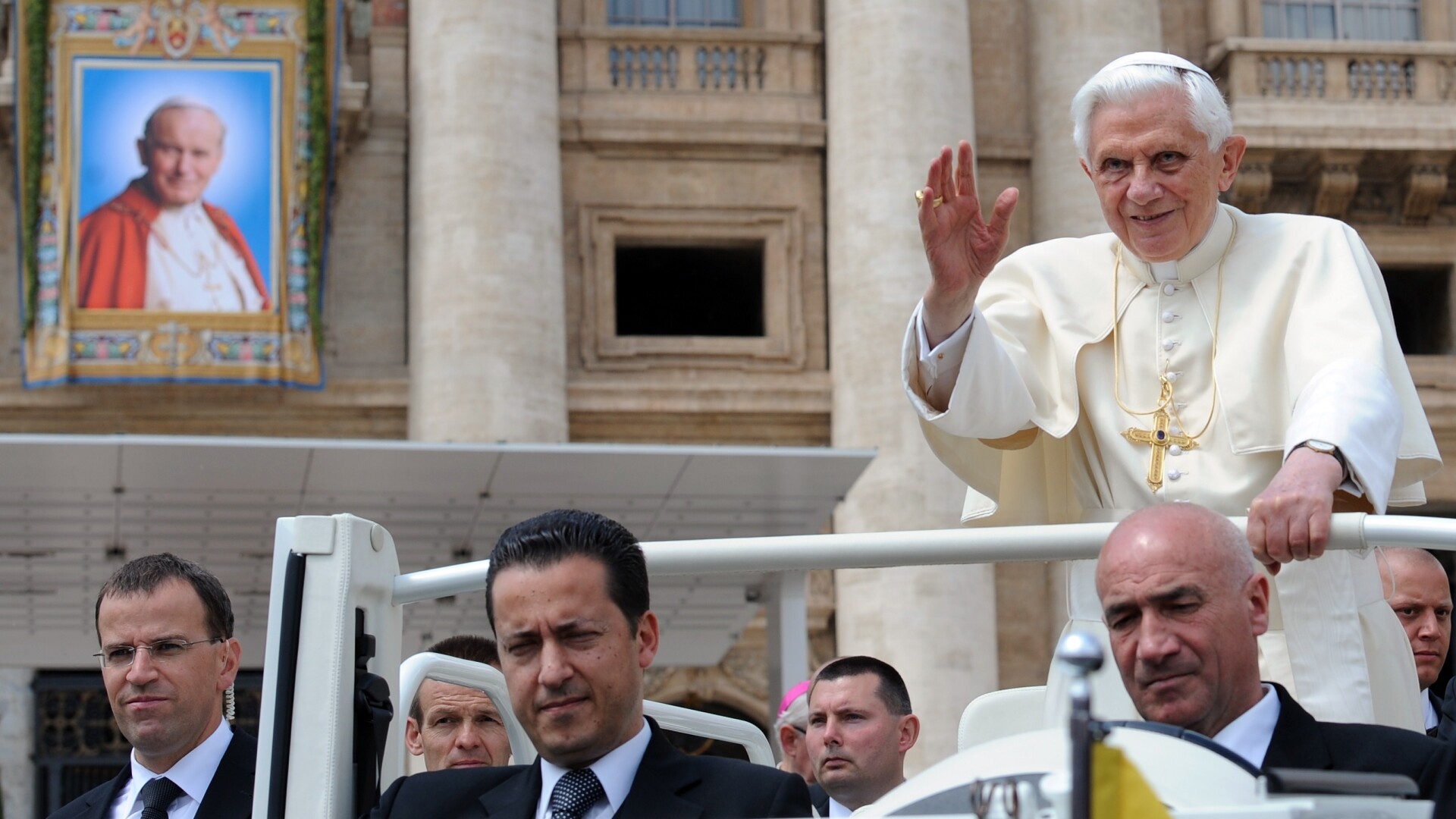 Paolo Gabriele (centru) si Papa Benedict al XVI-lea