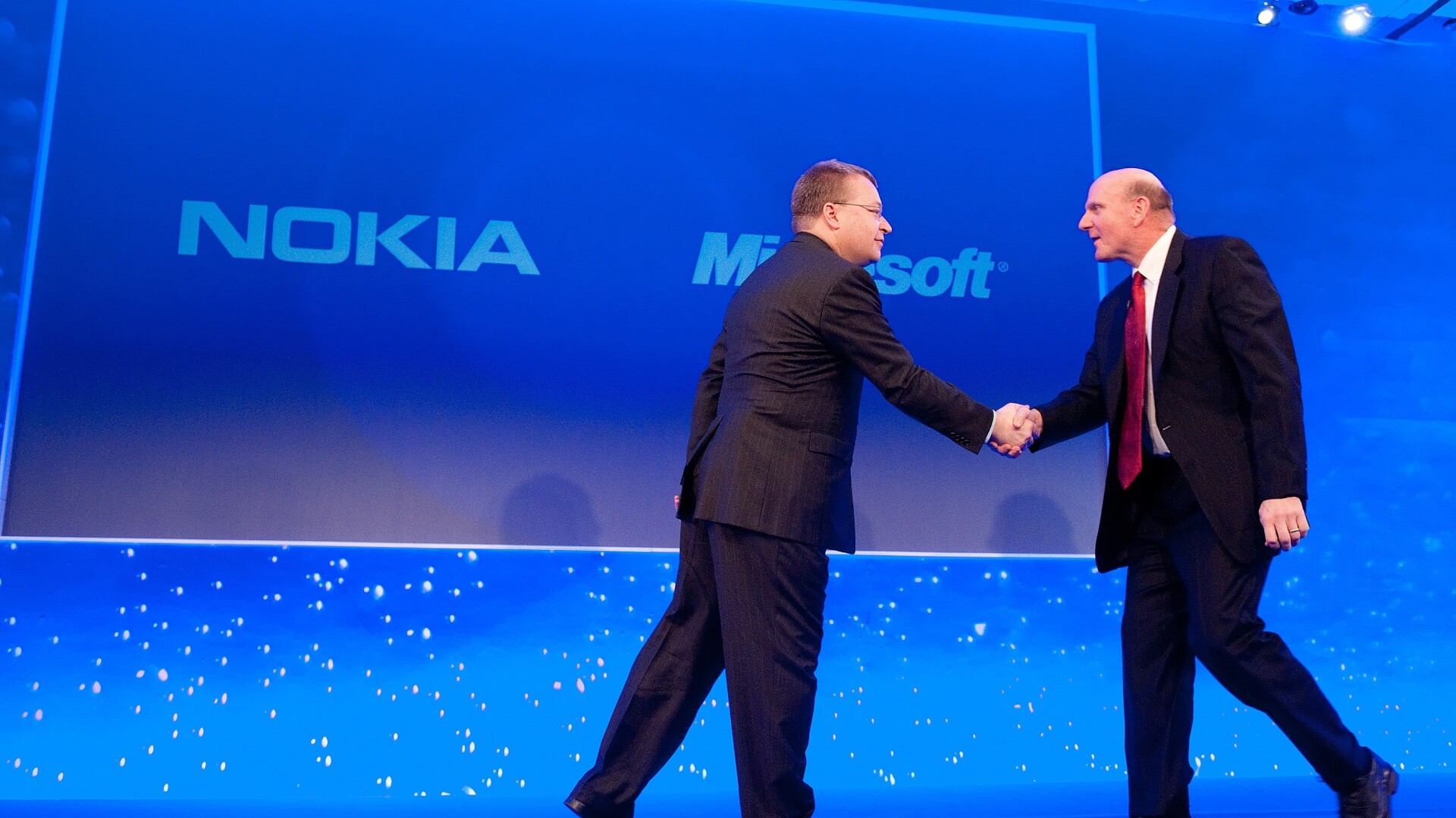 Directorul executiv al Nokia, Stephen Elop (S) si Microsoft CEO Steve Ballmer (D)