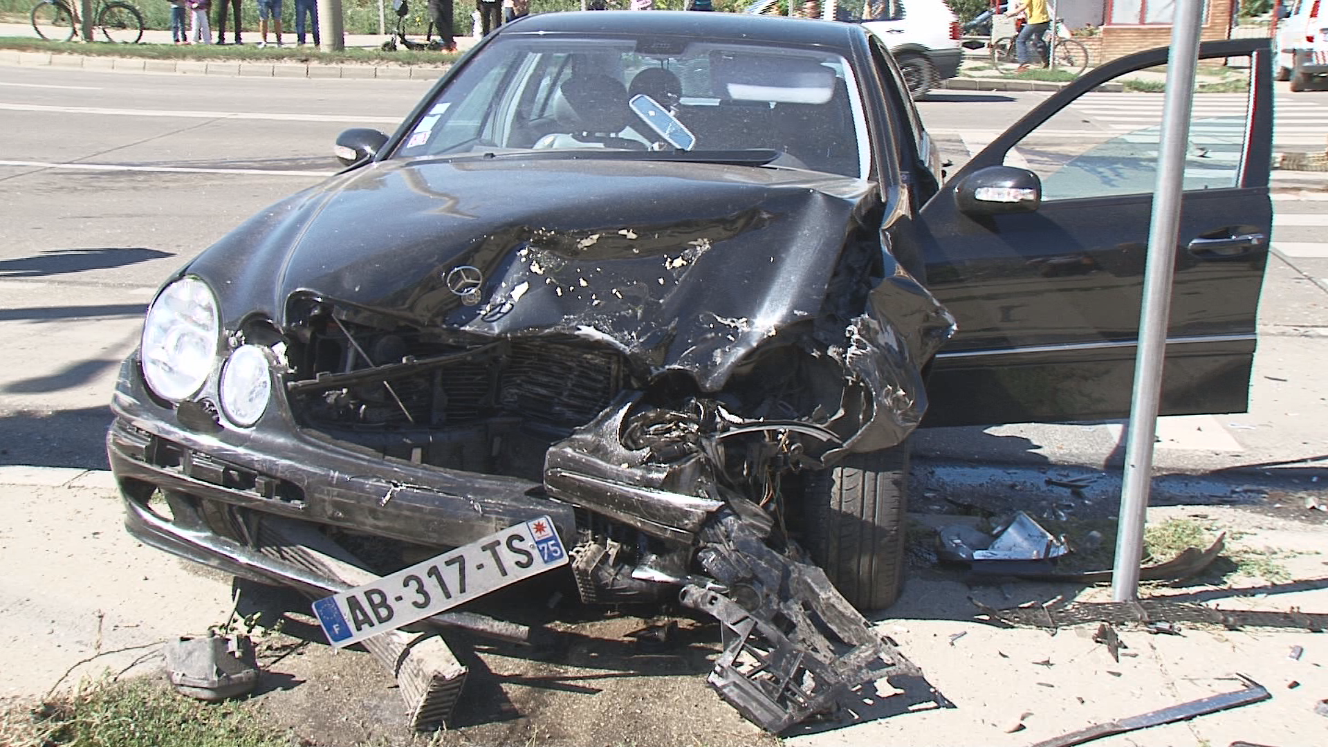 Trei persoane au fost ranite intr-un accident produs pe fondul neacordarii de prioritate