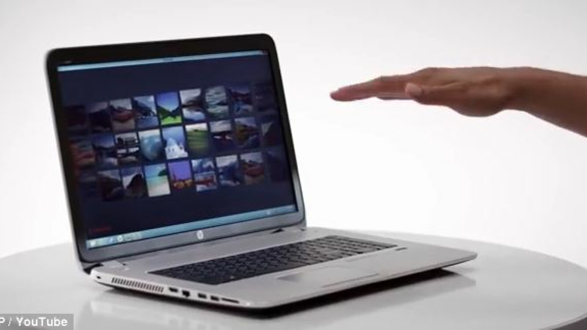 laptop HP activat prin miscarea mainii