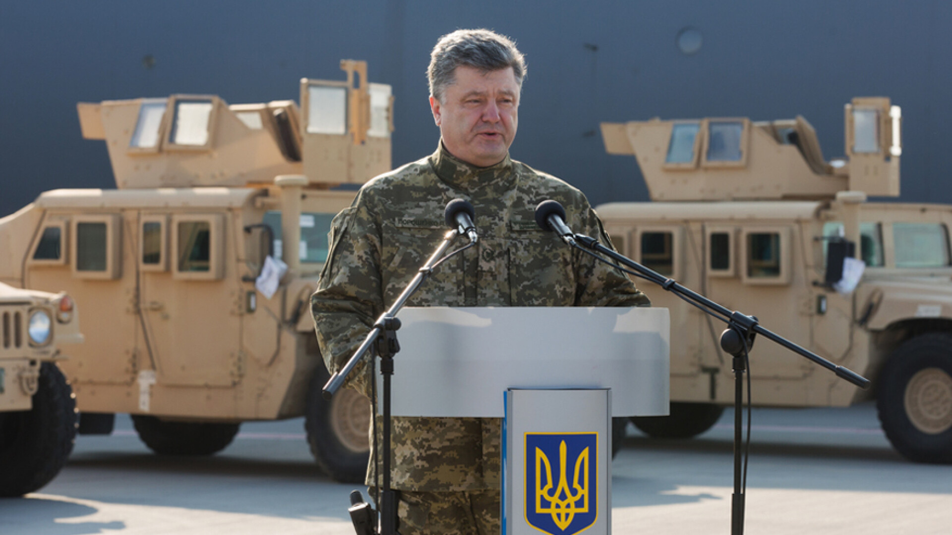 presedintele Ucrainei Petro Porosenko in uniforma, in fata unor Humvee-uri