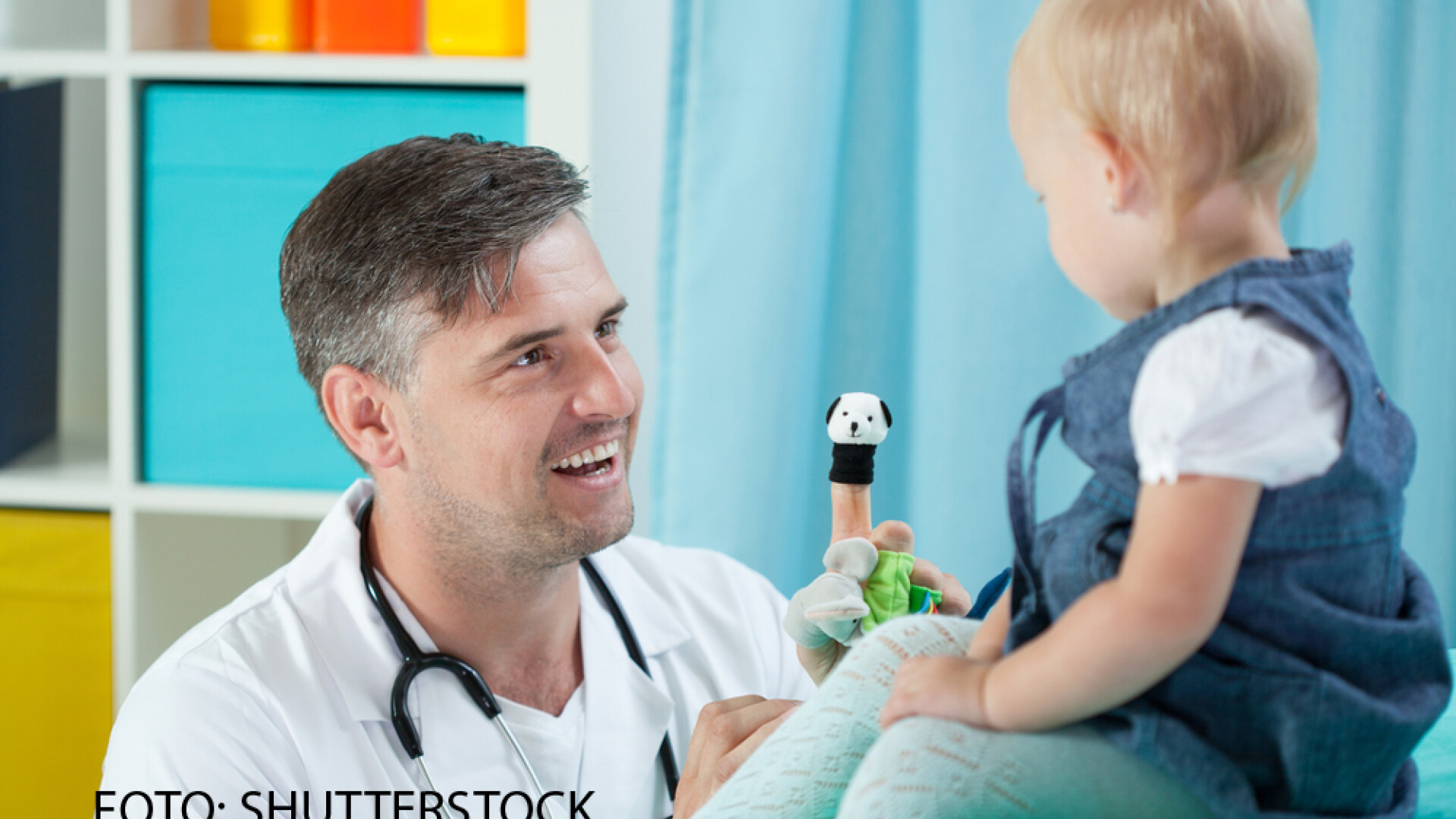 medic cu un copil in cabinet
