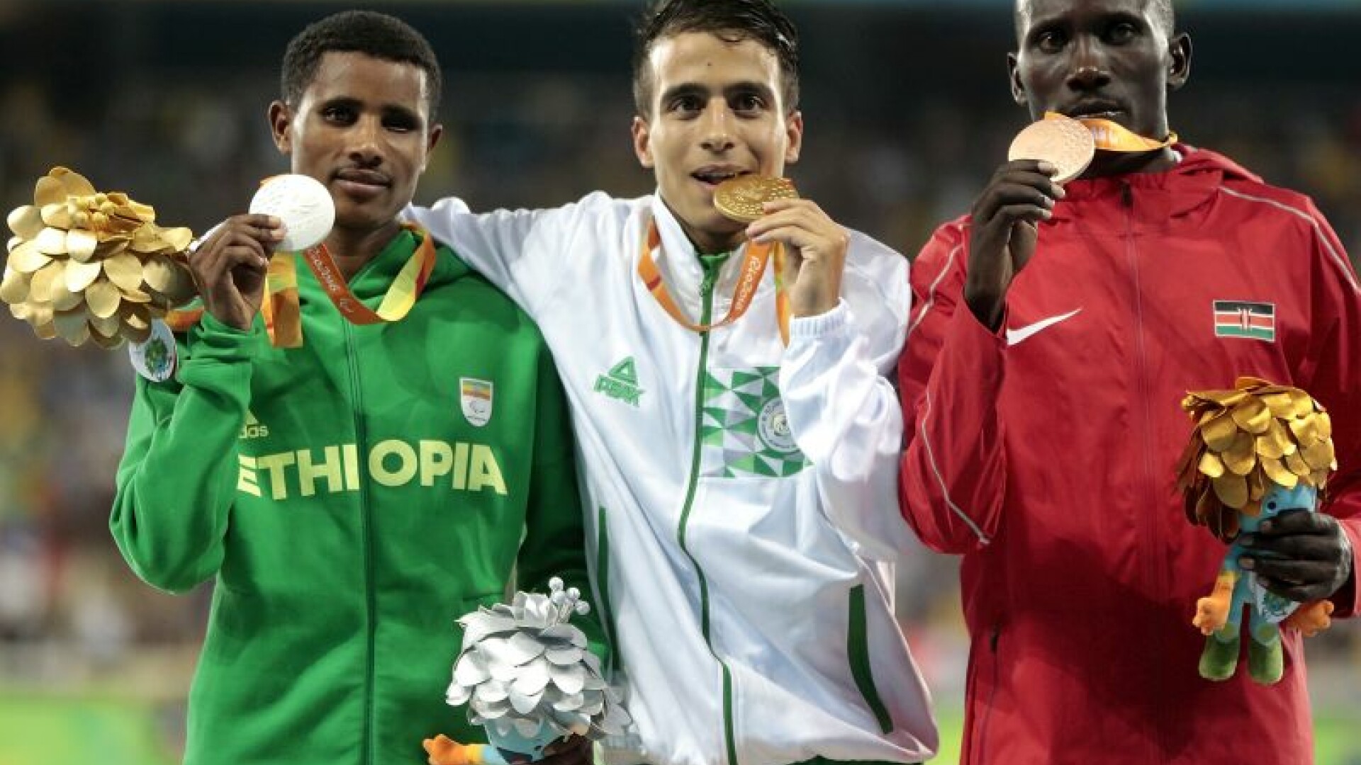 etiopianul Tamiru Demisse (argint), algerianul Abdellatif Baka (aur), kenyanul Henry Kirwa (bronz)