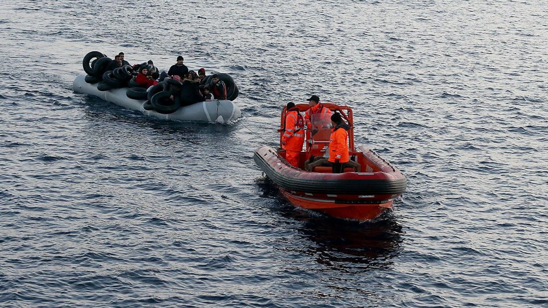 barca cu migranti oprita de garda de coasta turca