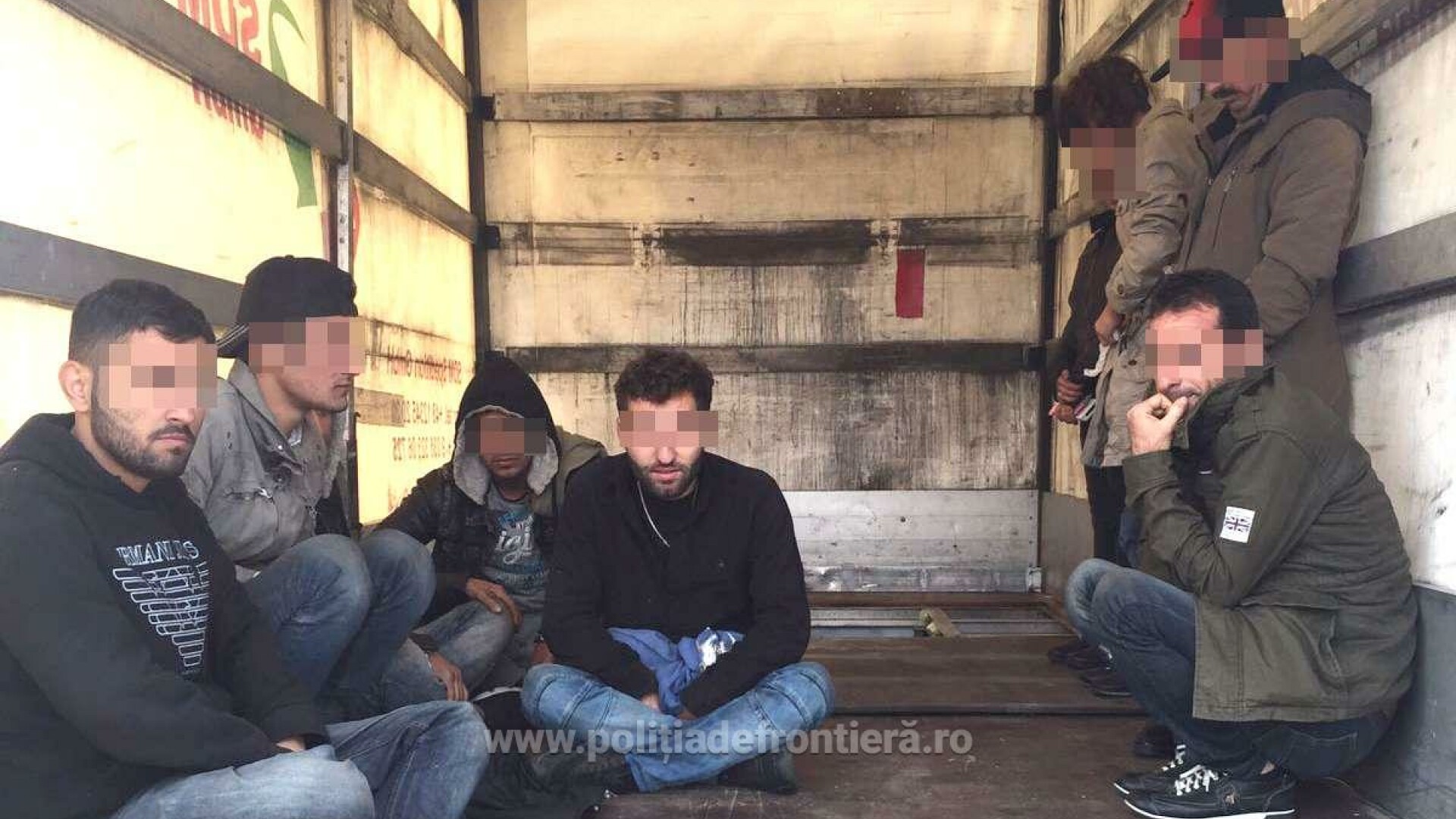 migranti irakieni gasiti in camion