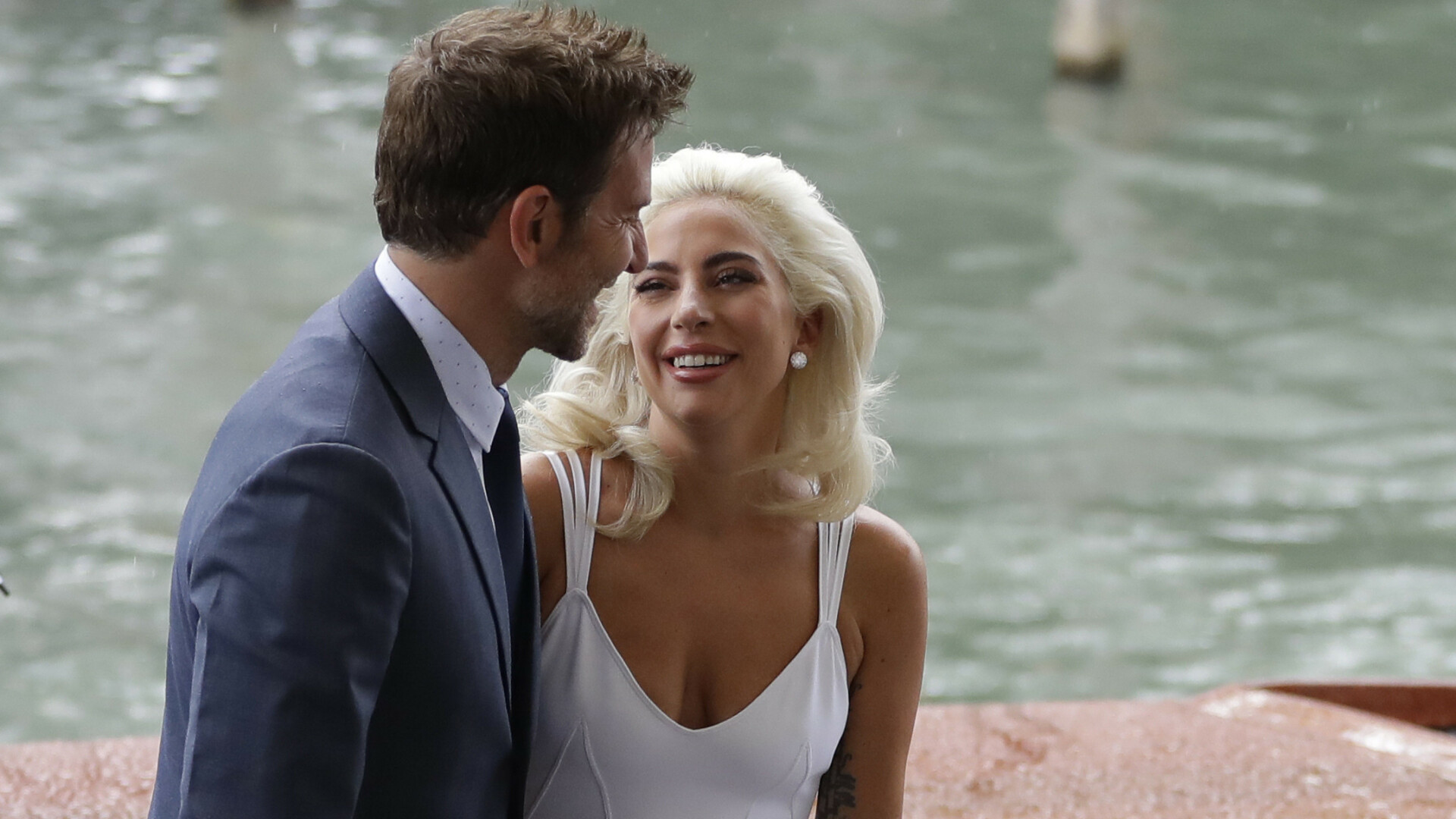Lady Gaga a strălucit pe covorul roșu la Festivalul de film de la Veneți