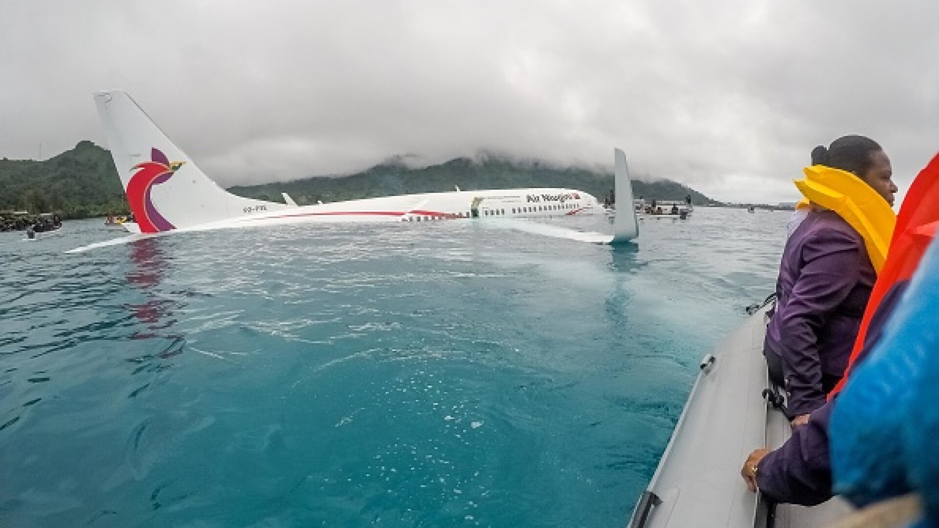 Un Boeing 737 a ratat aterizarea şi a ajuns în apă într-o lagună a Pacificului