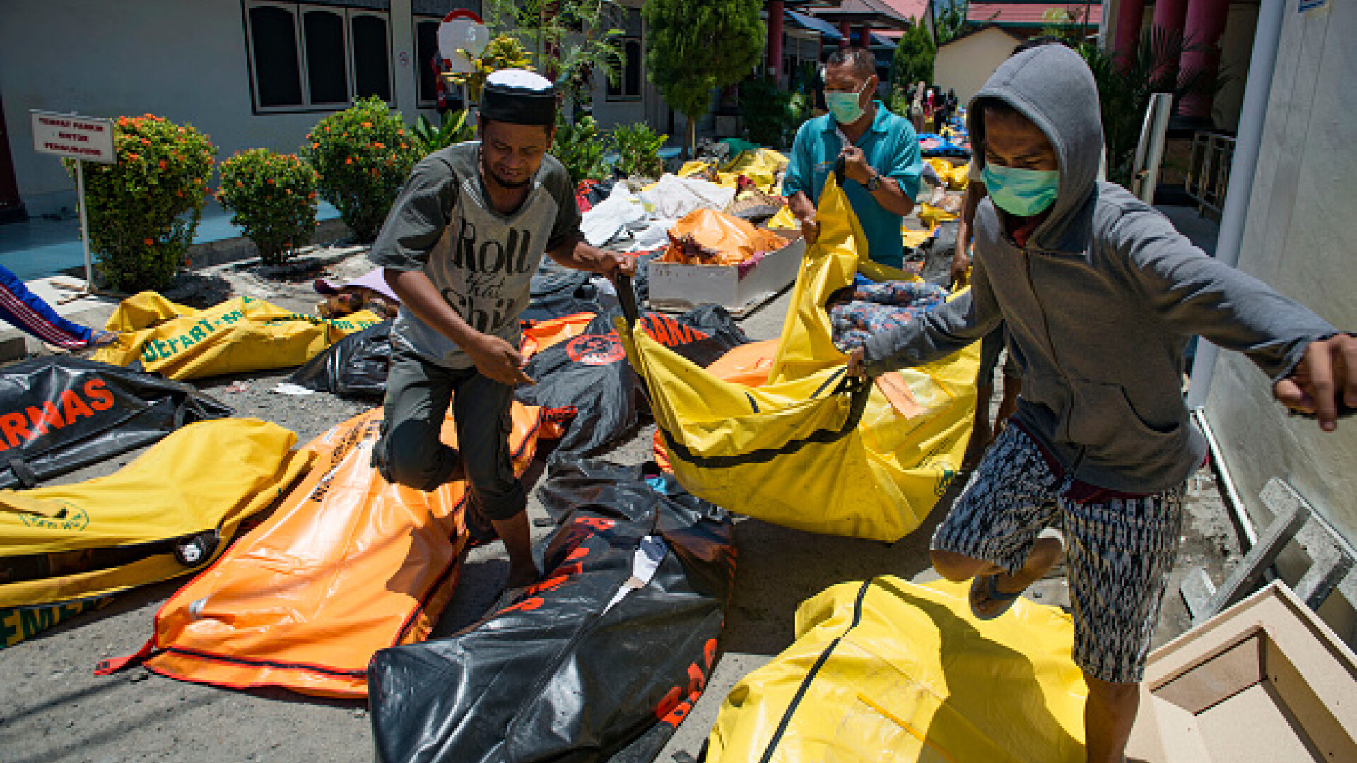 Sute de morți și răniți în Indonezia după cutremurul urmat de tsunami