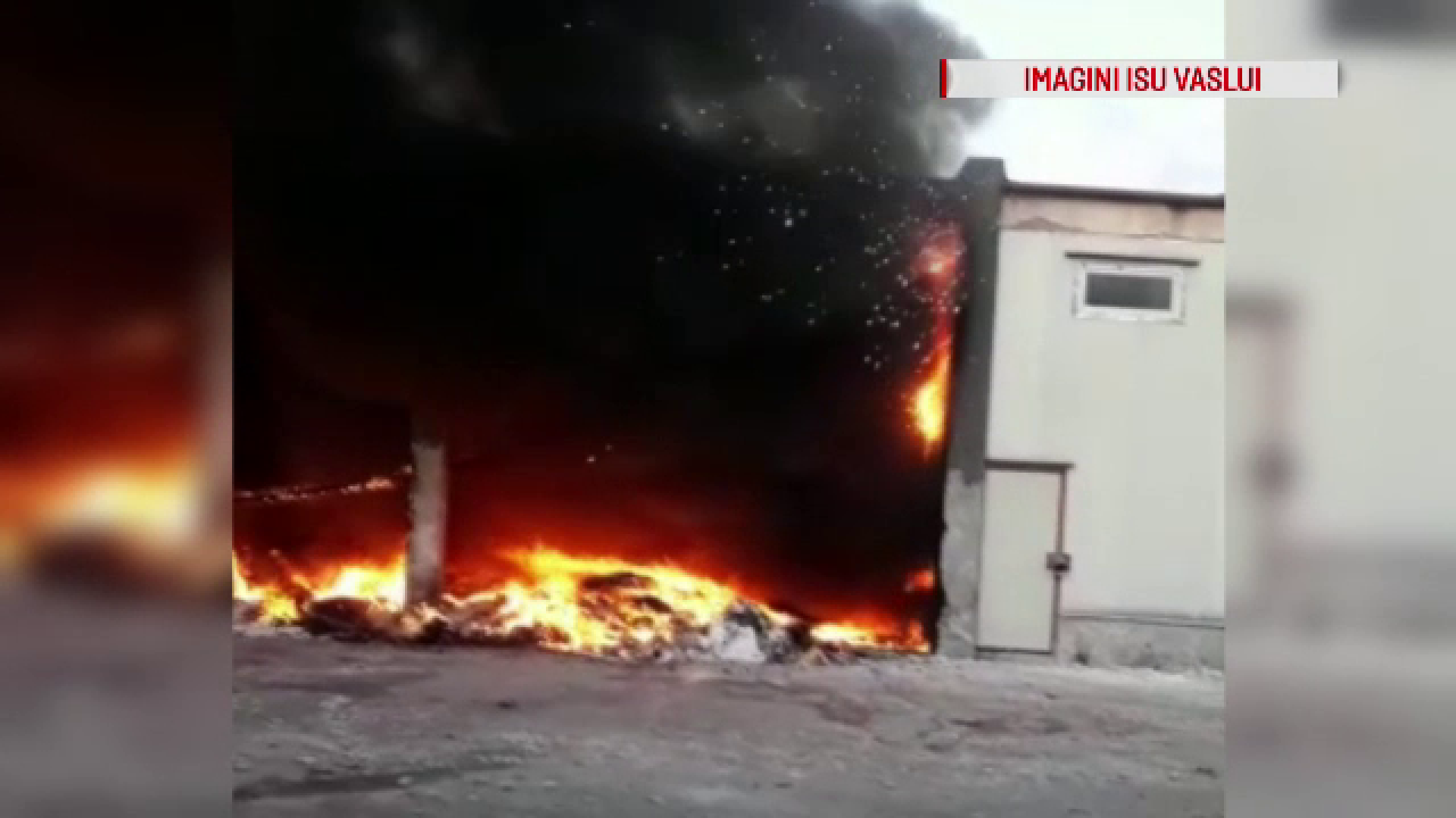 Incendiu violent la o fostă fabrică din Vaslui. Oamenii, avertizați prin Ro-Alert