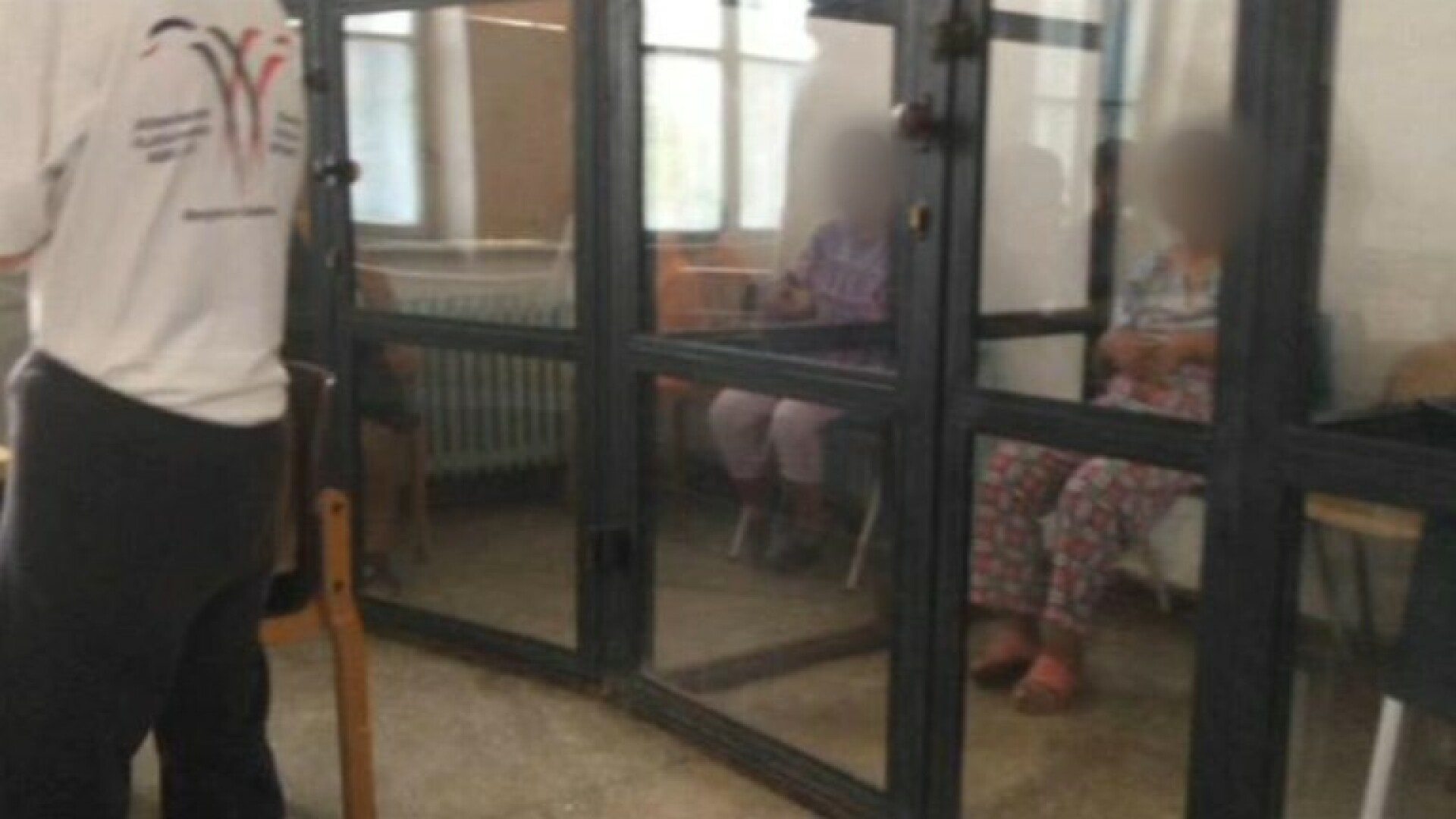 Pacienţi cu dizabilităţi, în cuşti şi legaţi de paturi la centrul din Sighetu Marmaţiei