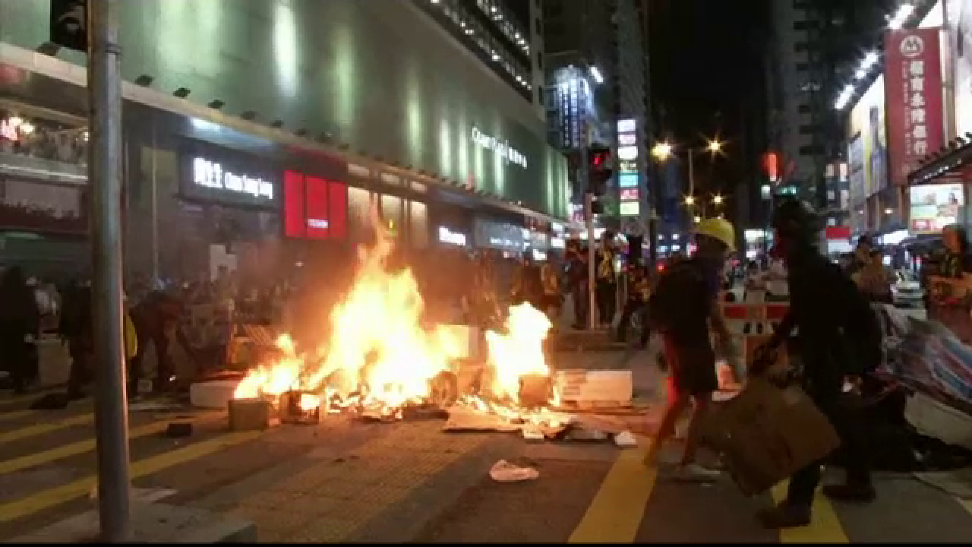 Noi incidente violente pe străzile din Hong Kong. Ce au încercat să facă unii protestatari