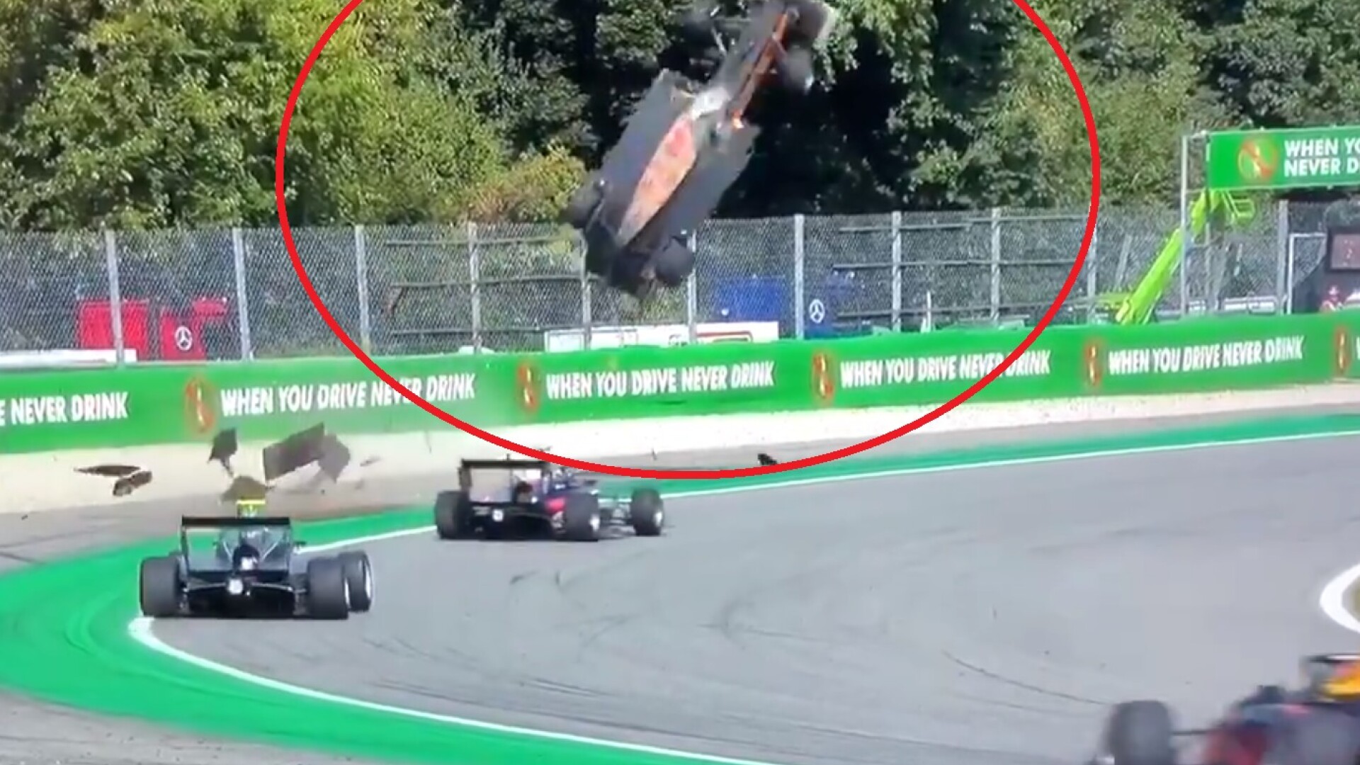 Moment șocant la o cursă de Formula 3. O mașină, „catapultată” la câțiva metri în aer. VIDEO - 1