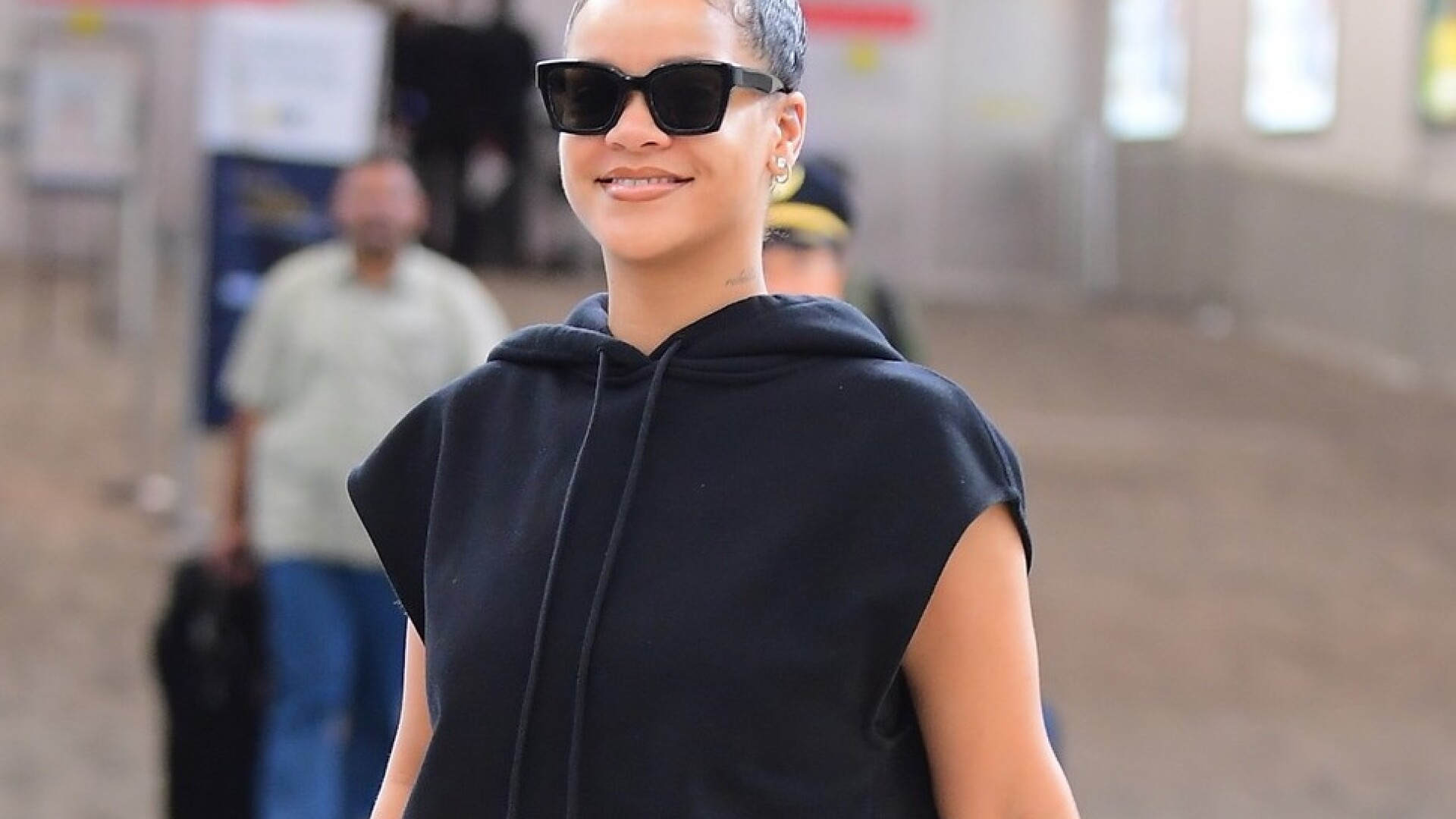 Accesoriul minuscul purtat de Rihanna la aeroport. A stârnit zâmbetele tuturor