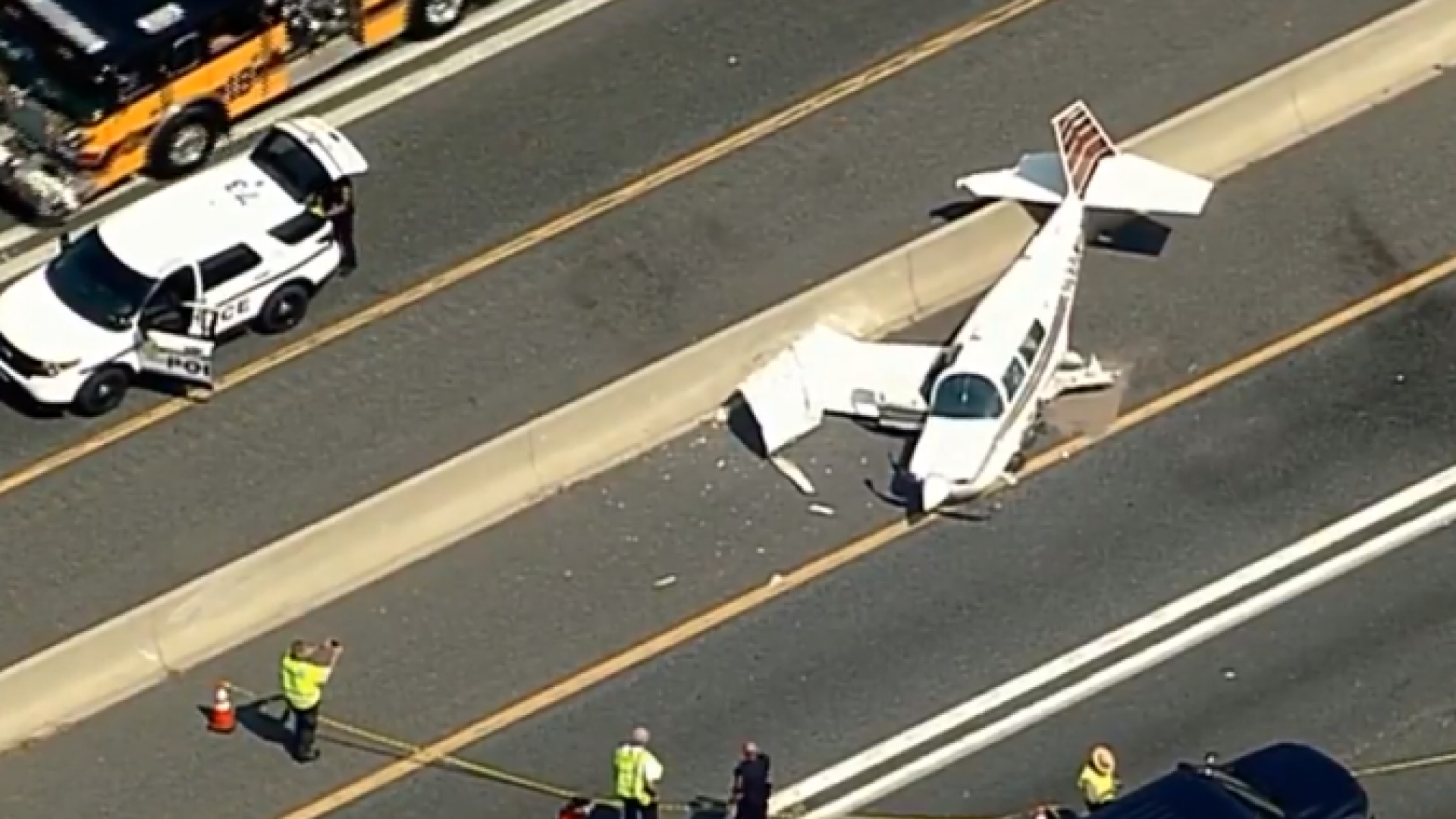 Un avion a ajuns pe o autostradă din Maryland și a lovit o mașină