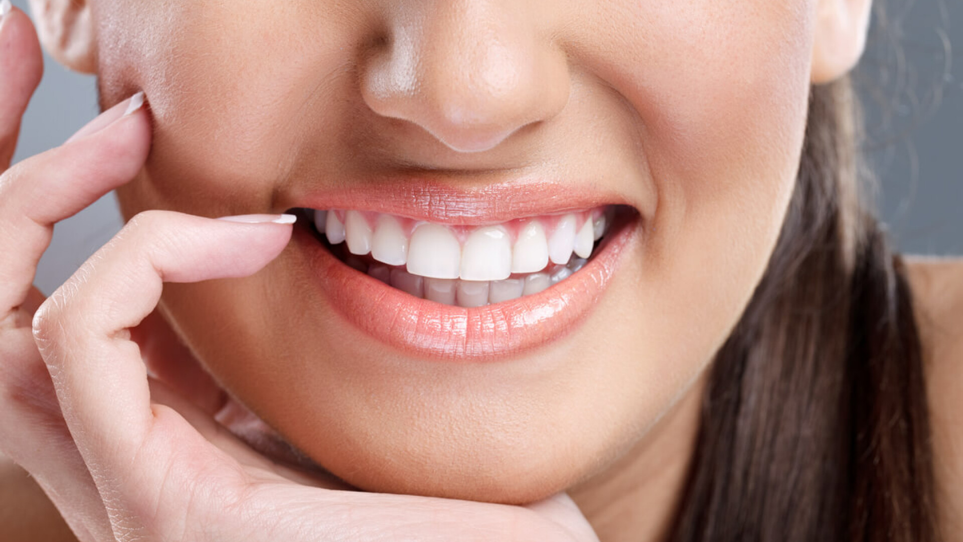 (P) Vrei să te bucuri toată viața de un implant dentar? Iată cum să îl întreții!