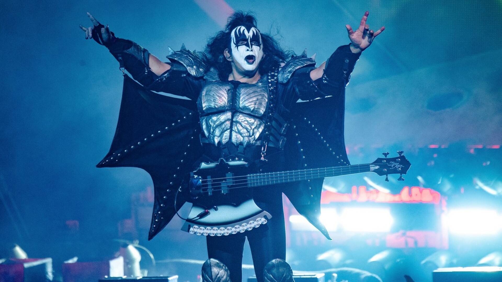 Kiss a amânat un concert, după ce liderul a ajuns pe masa de operație. Mesajul lui Simmons