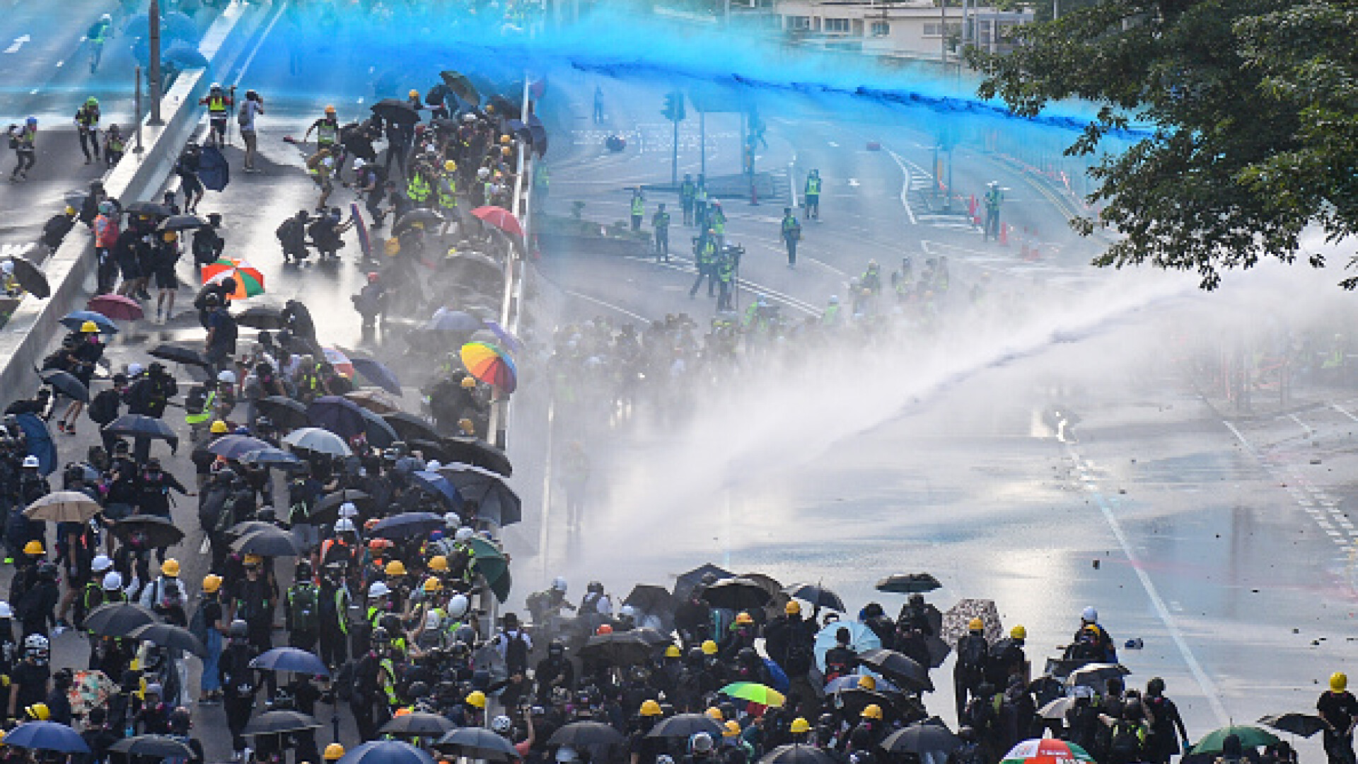 Noi proteste violente în Hong Kong: Poliţia a folosit tunuri cu apă şi gaze lacrimogene