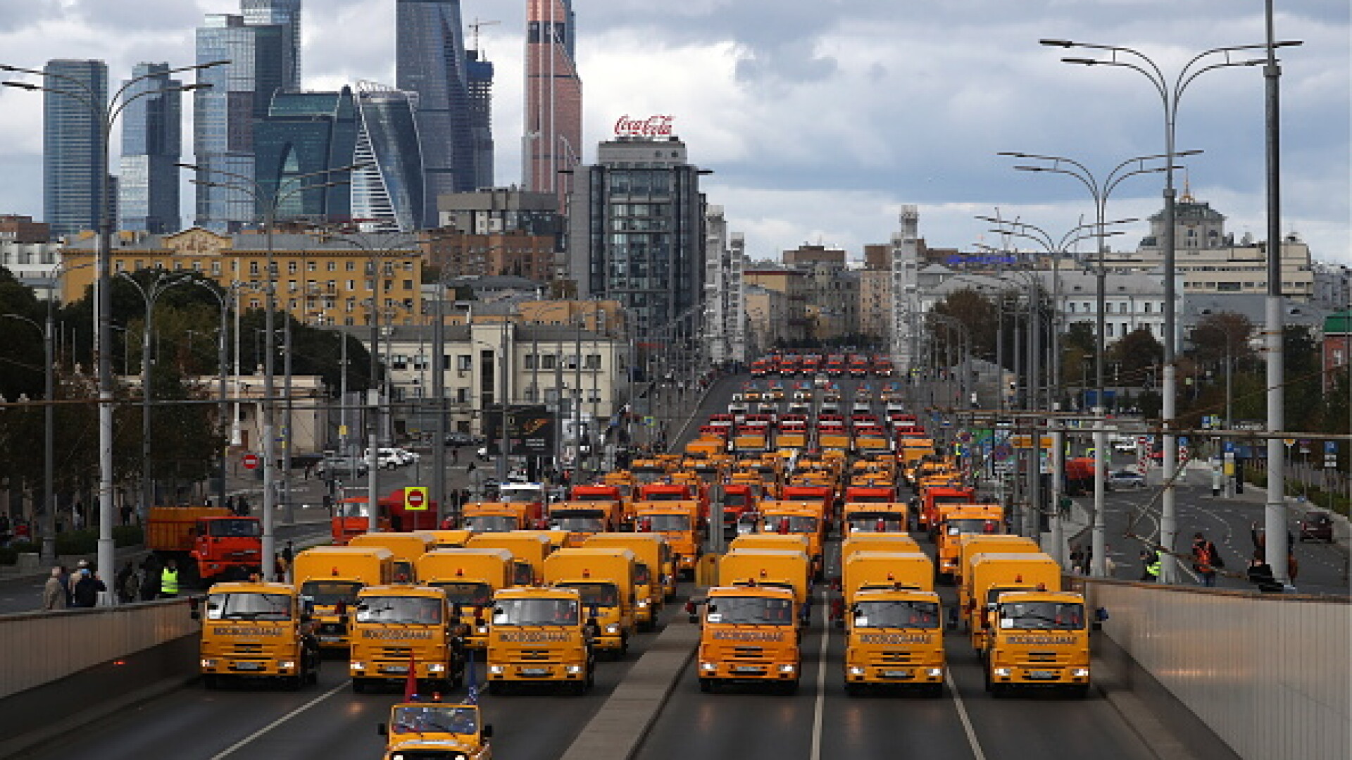 Paradă cu autobuze și utilaje pe străzile Moscovei