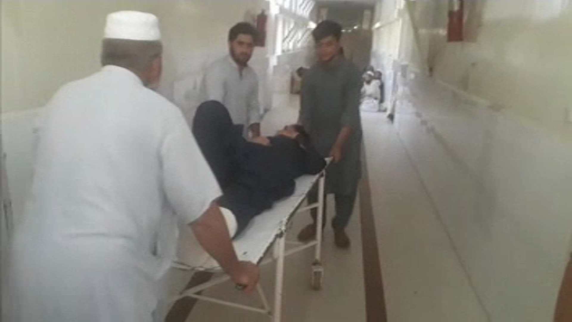 Nou atac în Afganistan, soldat cu 10 morți și 85 de rănți. Un spital a fost distrus