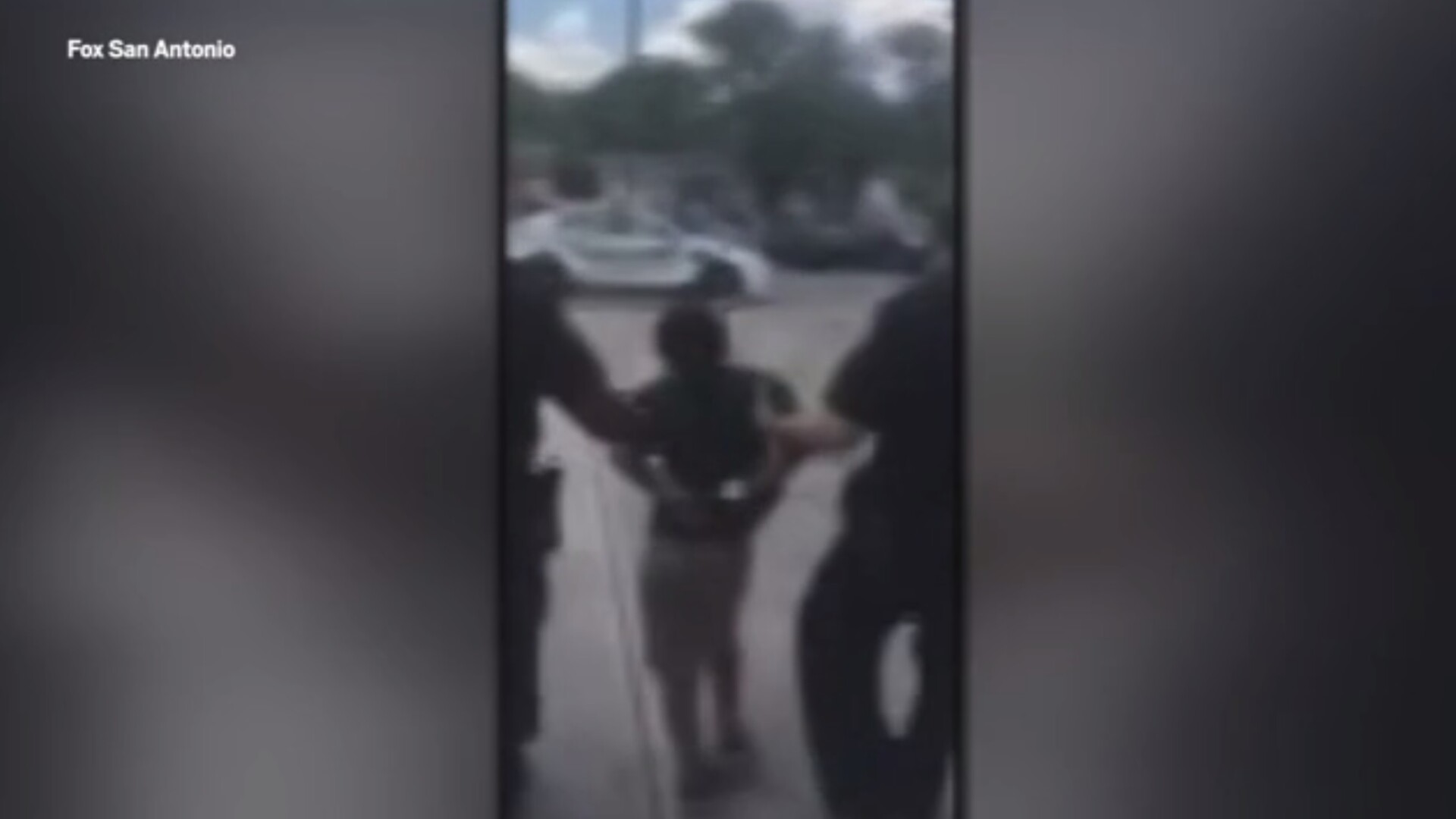 Copil cu autism, escortat în cătușe de polițiști de la școală