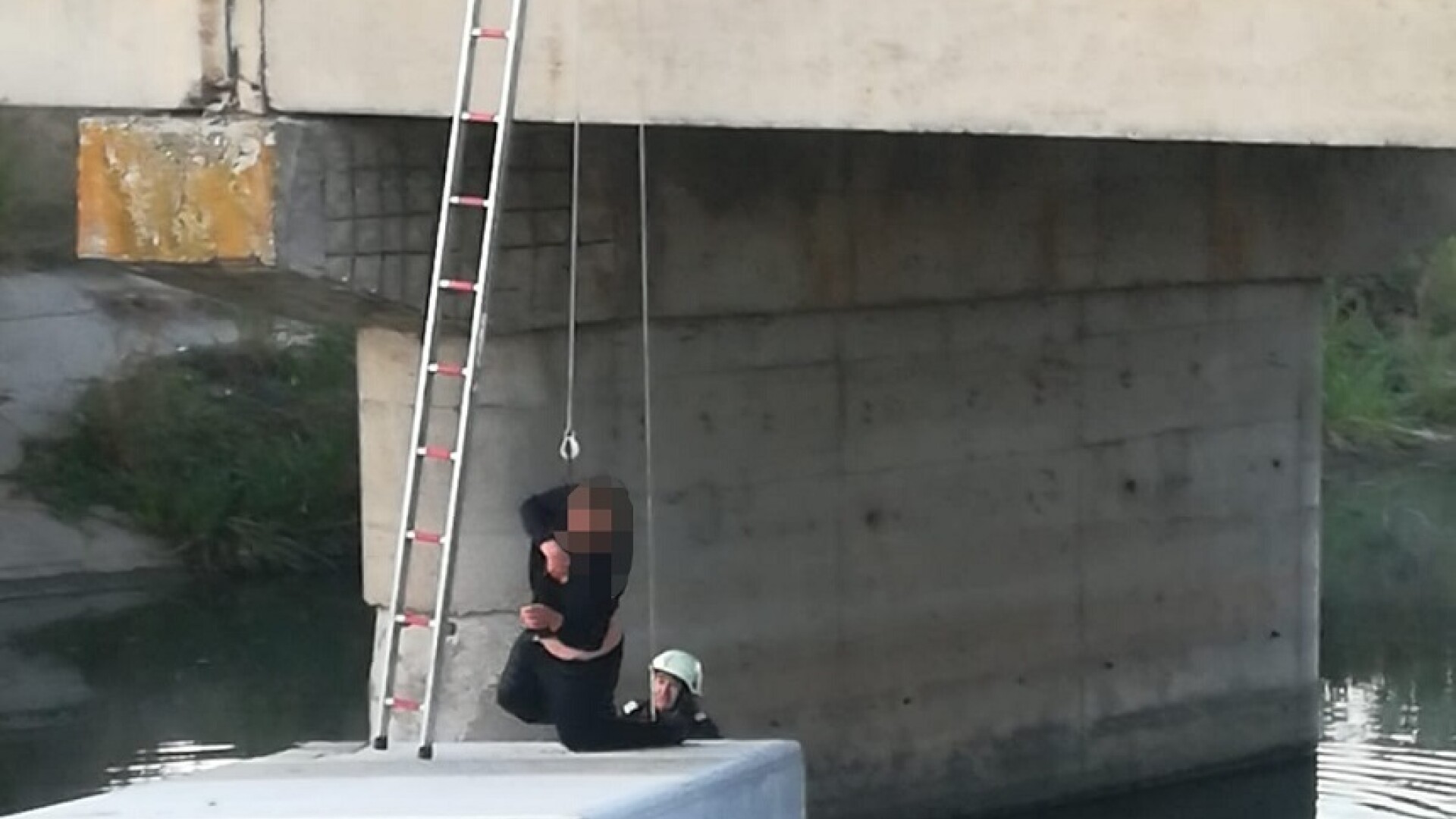 A petrecut o noapte întreagă pe capota mașinii după ce a căzut în canal.