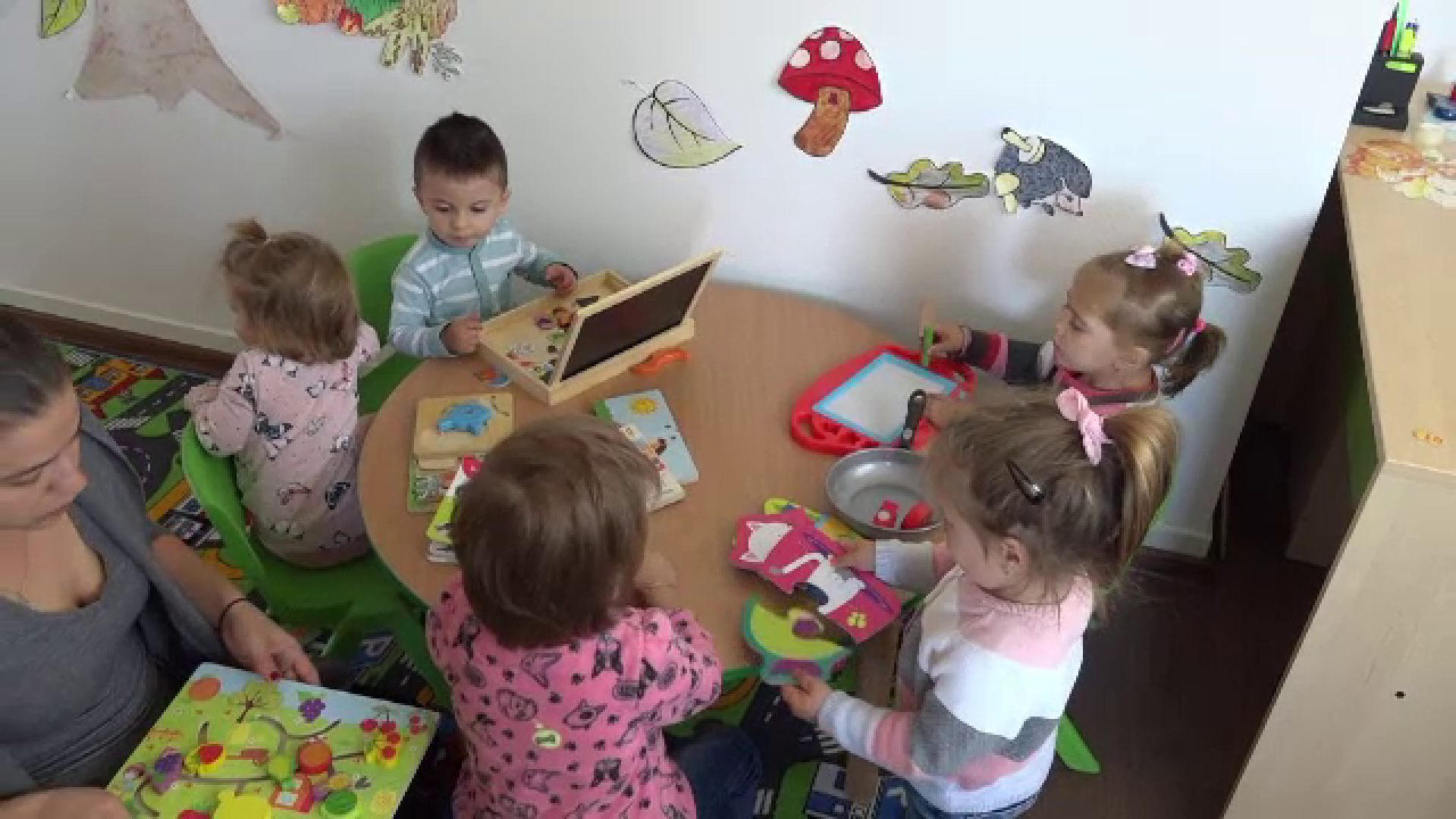 Guvernul deschide angajările în creșe. Peste 400 de posturi scoase la concurs în toată țara