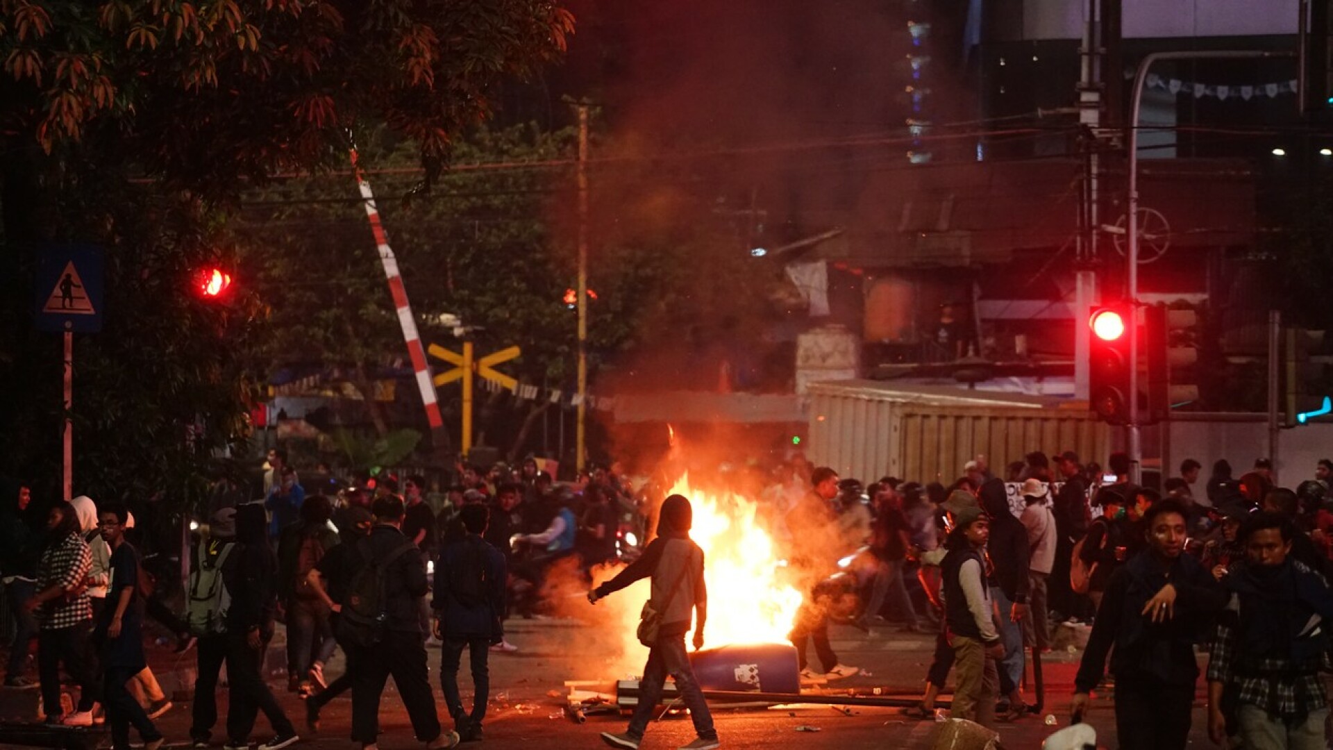 Proteste violente în Indonezia faţă de un proiect care interzice sexul înainte de căsătorie