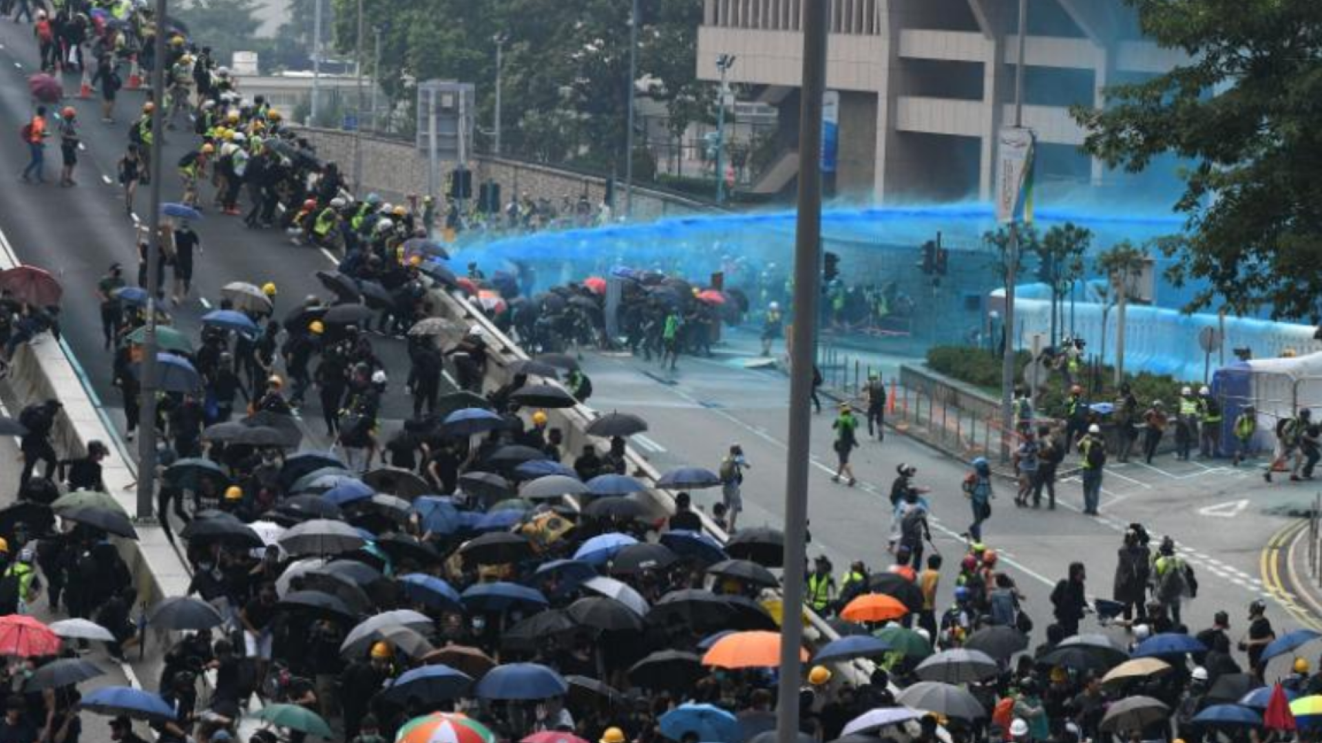 protest hong kong apa albastra